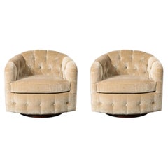 Coppia di sedie girevoli in mohair con inserti in biscuit della metà del secolo scorso firmate Milo Baughman