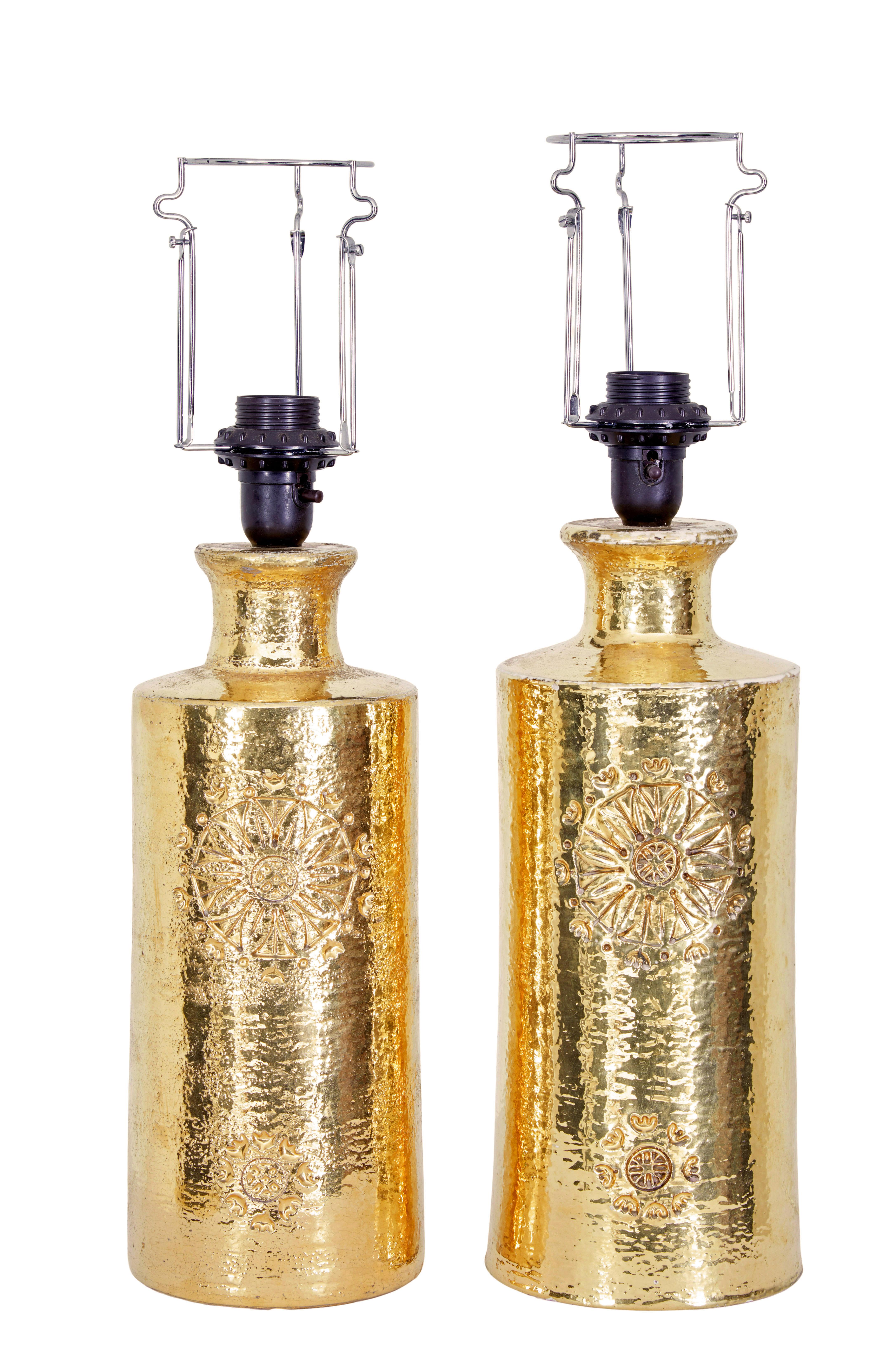 Coppia di lampade dorate Bittosi di metà secolo per Bergboms, circa 1970.

Lampade da tavolo disegnate dalle ceramiche Bitossi per il noto rivenditore Bergboms.  Si tratta di una coppia molto simile, con lo stesso design e la stessa finitura, con