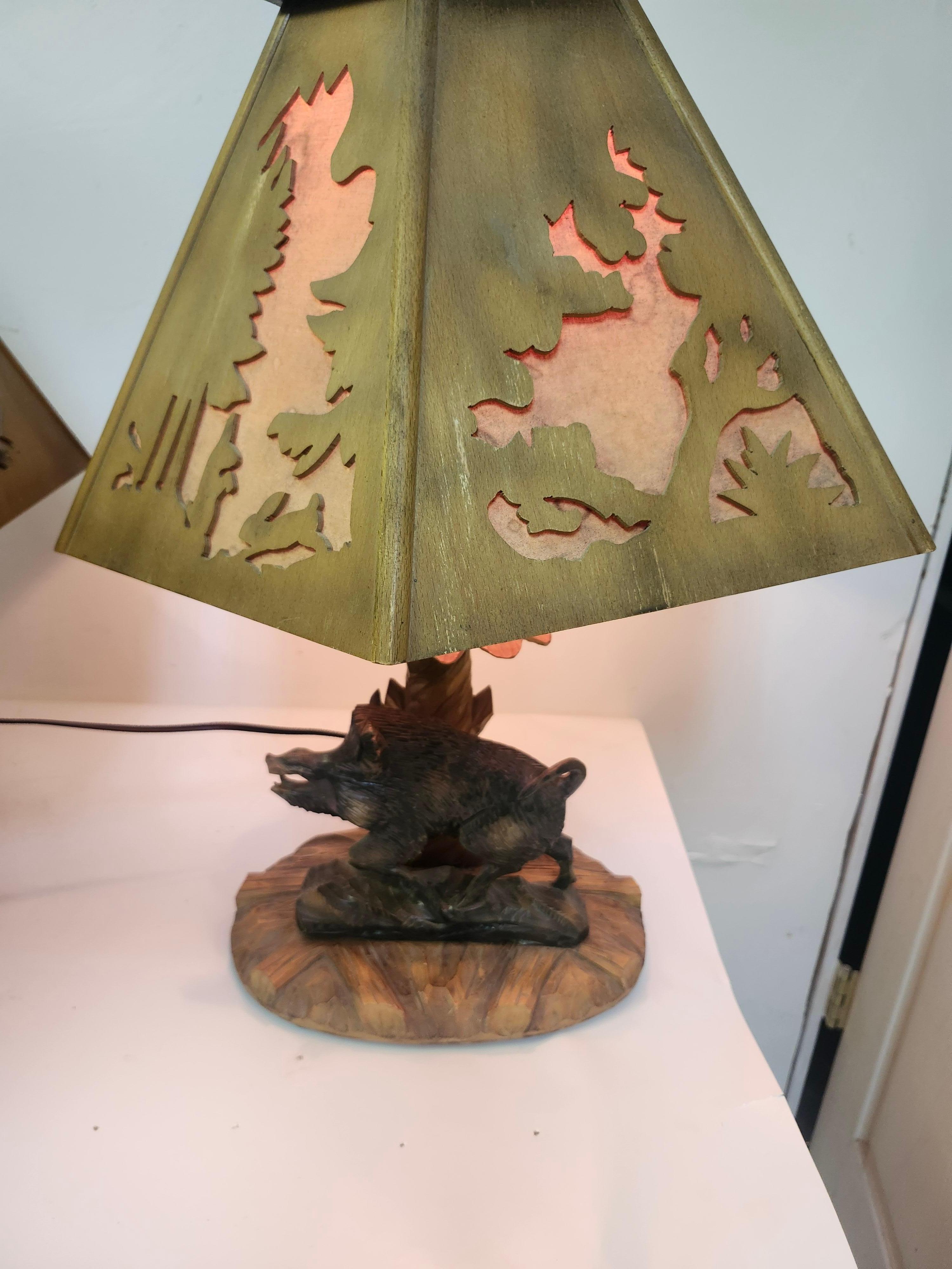 Paire de lampes de table Black Forest du milieu du siècle sculptées à la main Abat-jours et socles Allemagne en vente 2