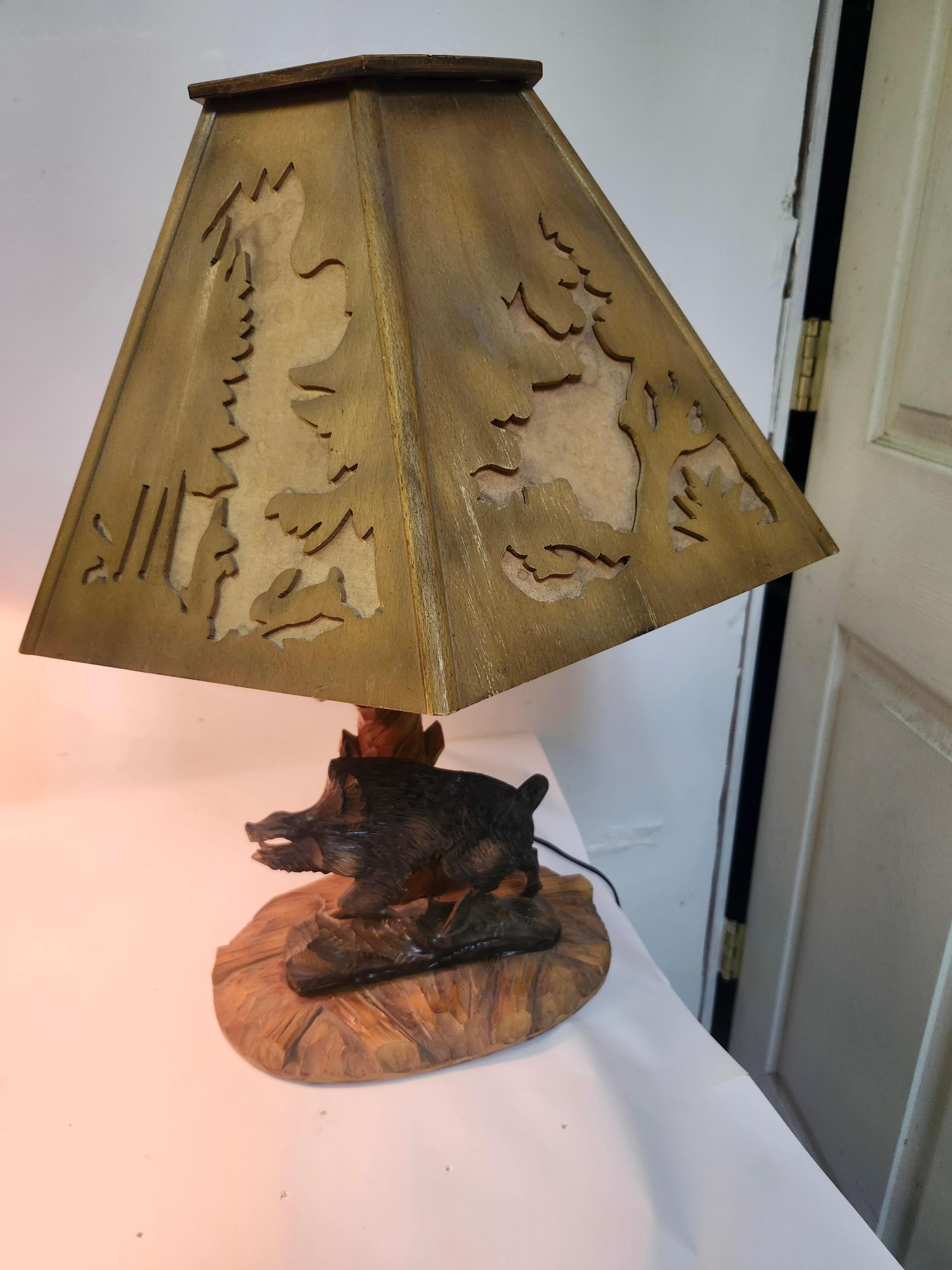 Paire de lampes de table Black Forest du milieu du siècle sculptées à la main Abat-jours et socles Allemagne en vente 3