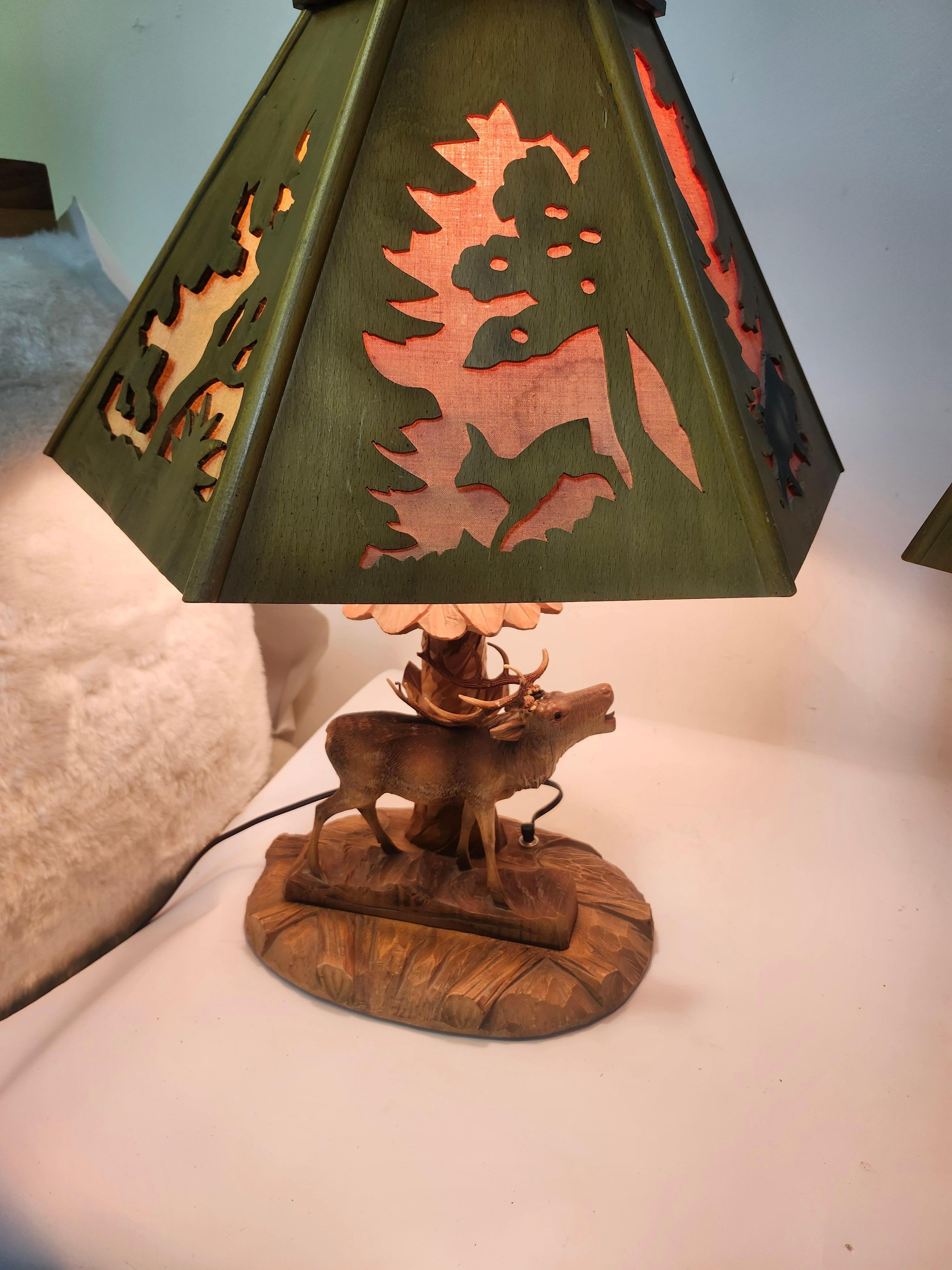 Paire de lampes de table Black Forest du milieu du siècle sculptées à la main Abat-jours et socles Allemagne en vente 4