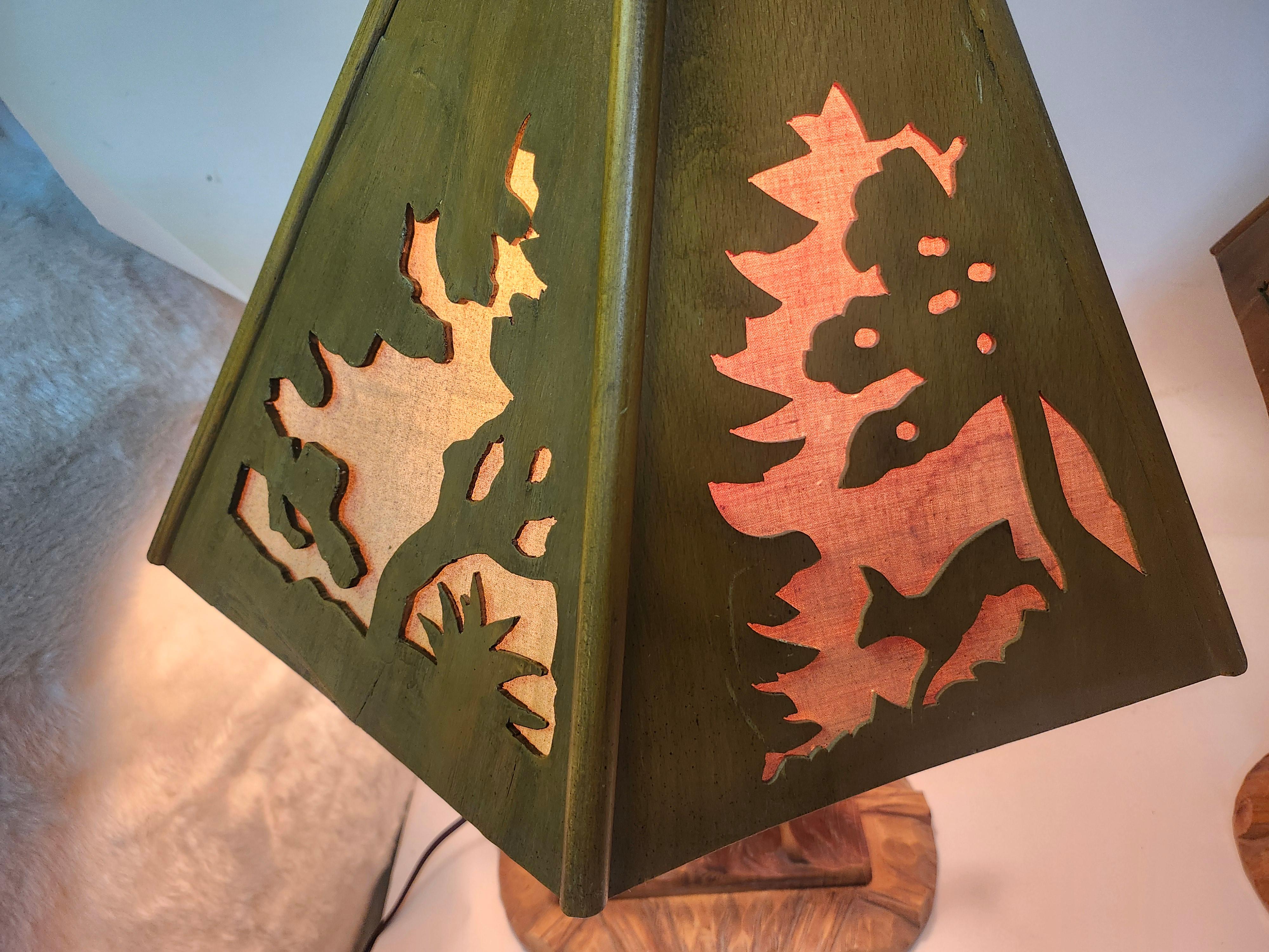 Paire de lampes de table Black Forest du milieu du siècle sculptées à la main Abat-jours et socles Allemagne en vente 5