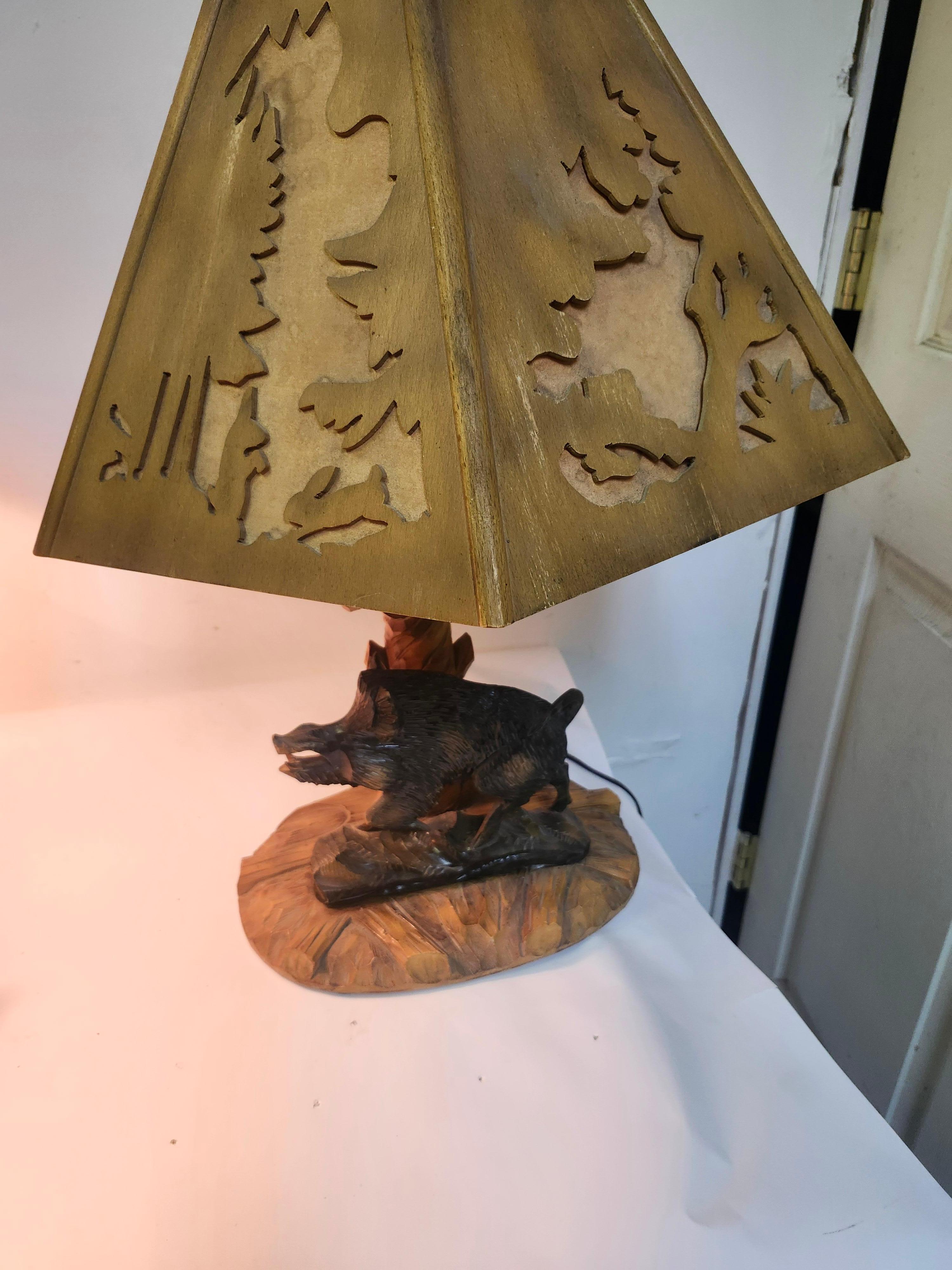 Paire de lampes de table Black Forest du milieu du siècle sculptées à la main Abat-jours et socles Allemagne en vente 6