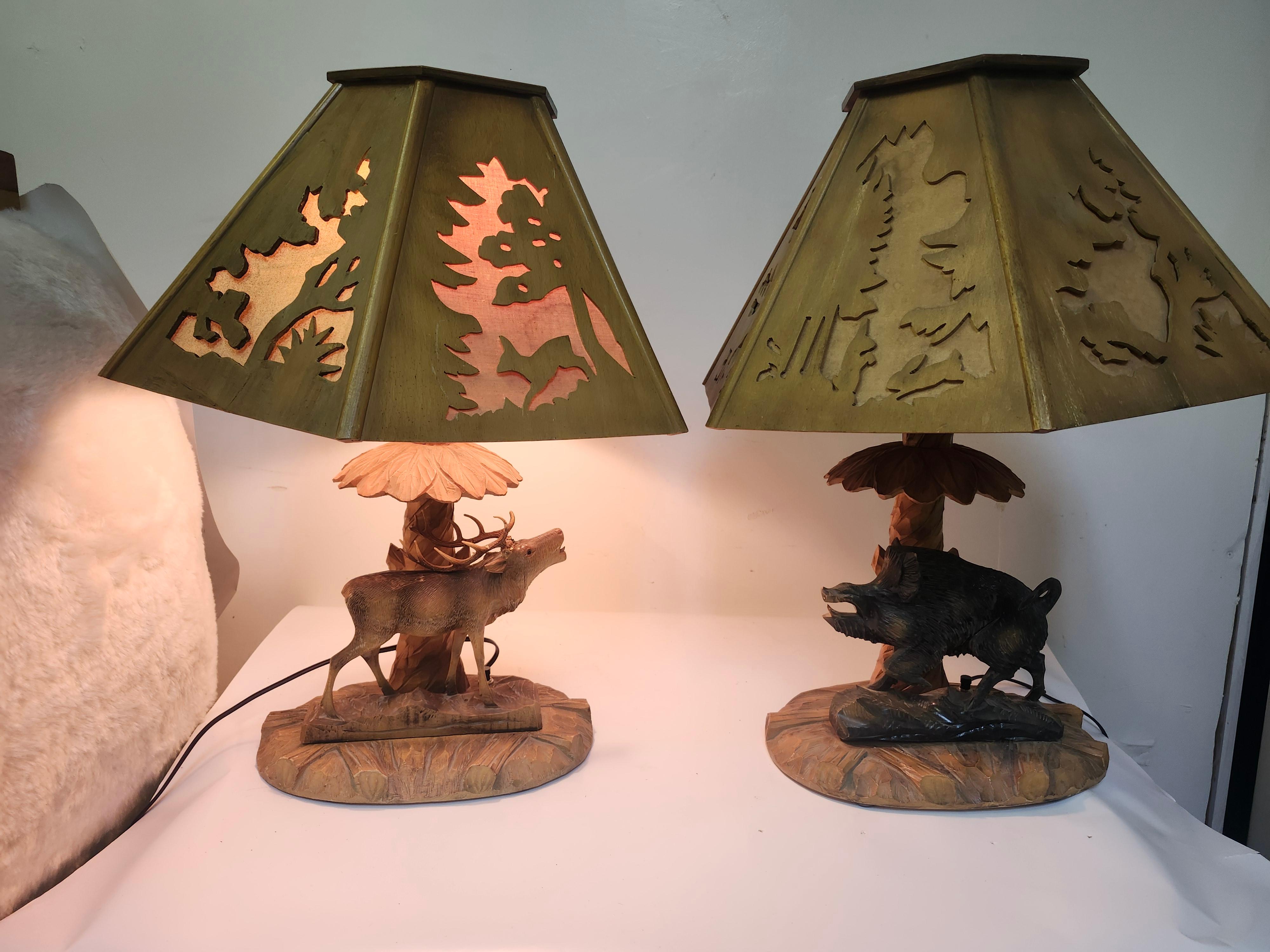 Paire de lampes de table Black Forest du milieu du siècle sculptées à la main Abat-jours et socles Allemagne en vente 7