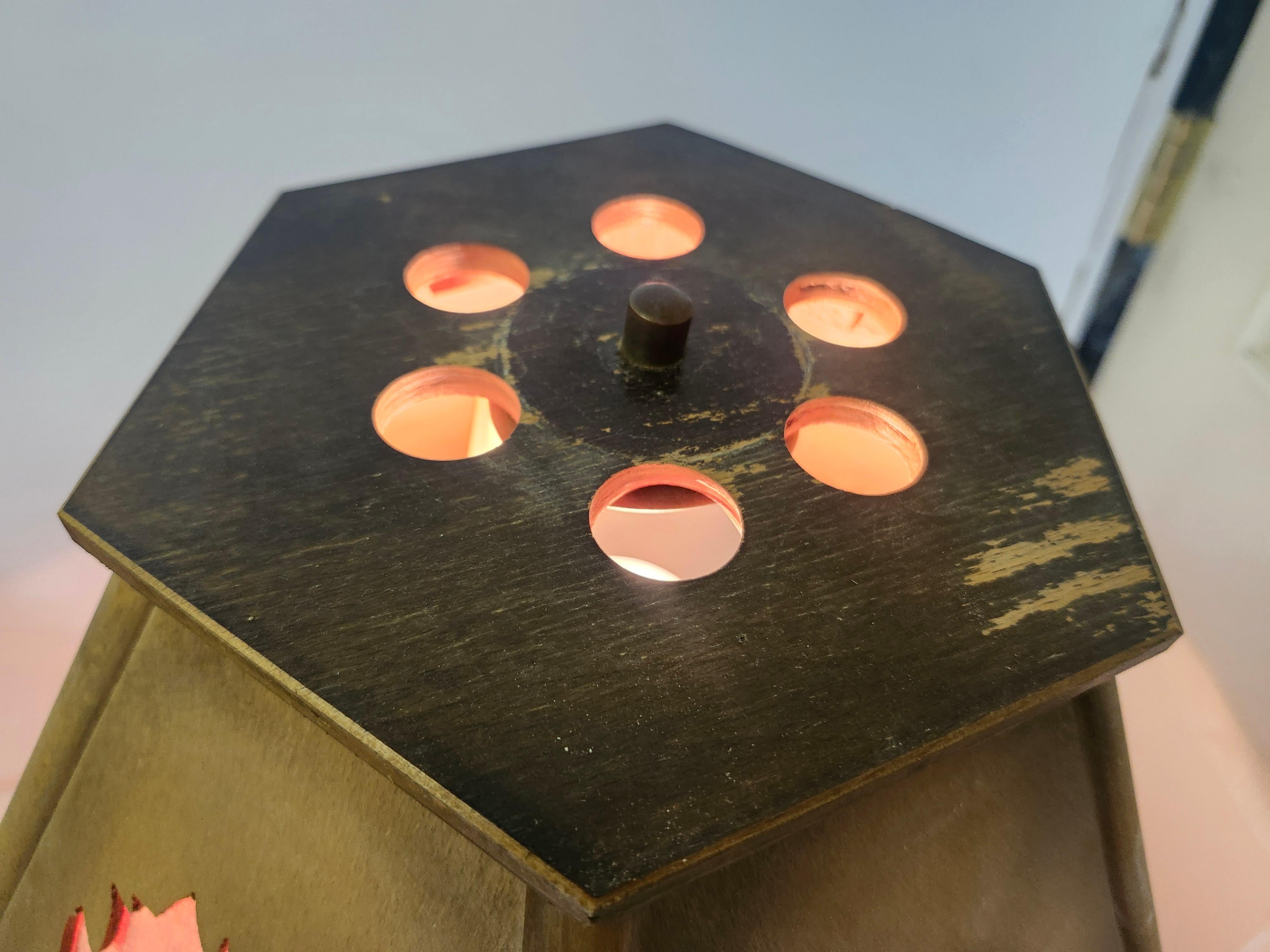 Fabuleuse paire de lampes de table de la Forêt Noire, toutes originales, sculptées à la main en Allemagne vers 1950. Les abat-jour conservent le matériau translucide d'origine et sont dans le meilleur état.
Elan et sanglier sculptés au centre de