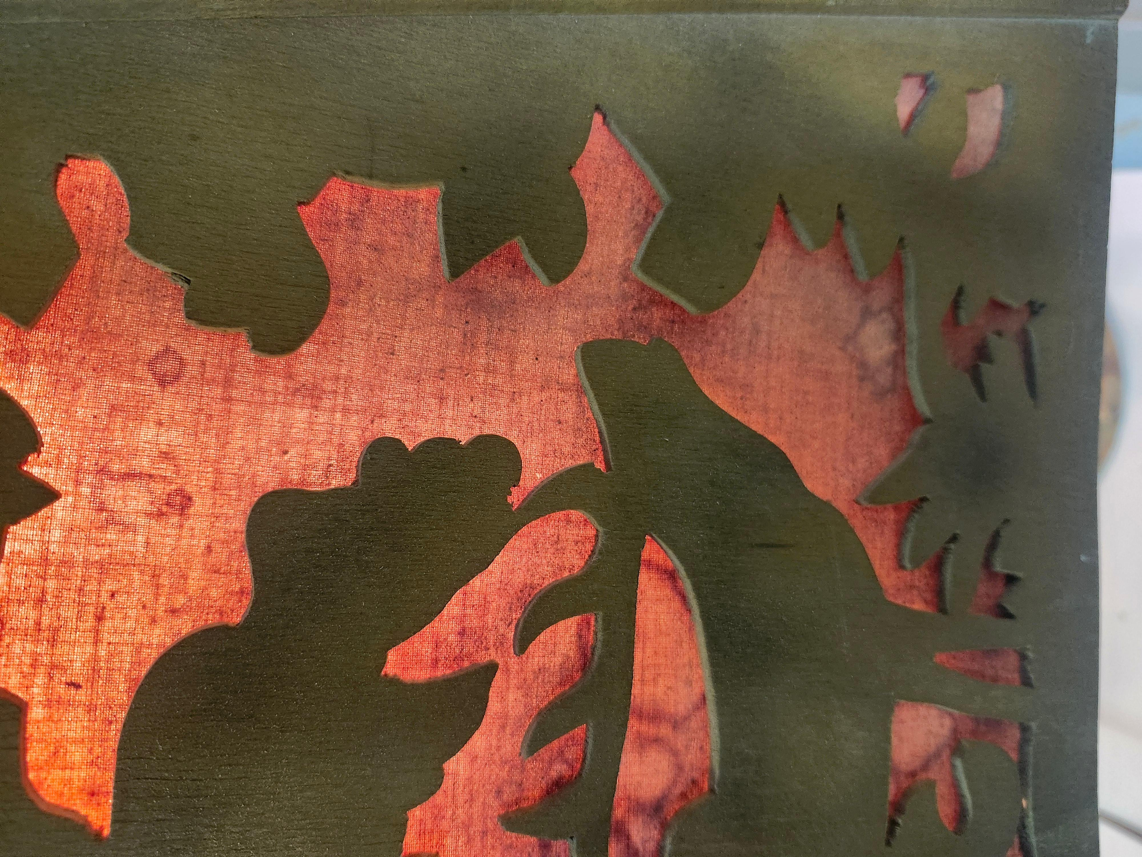 Forêt-Noire Paire de lampes de table Black Forest du milieu du siècle sculptées à la main Abat-jours et socles Allemagne en vente