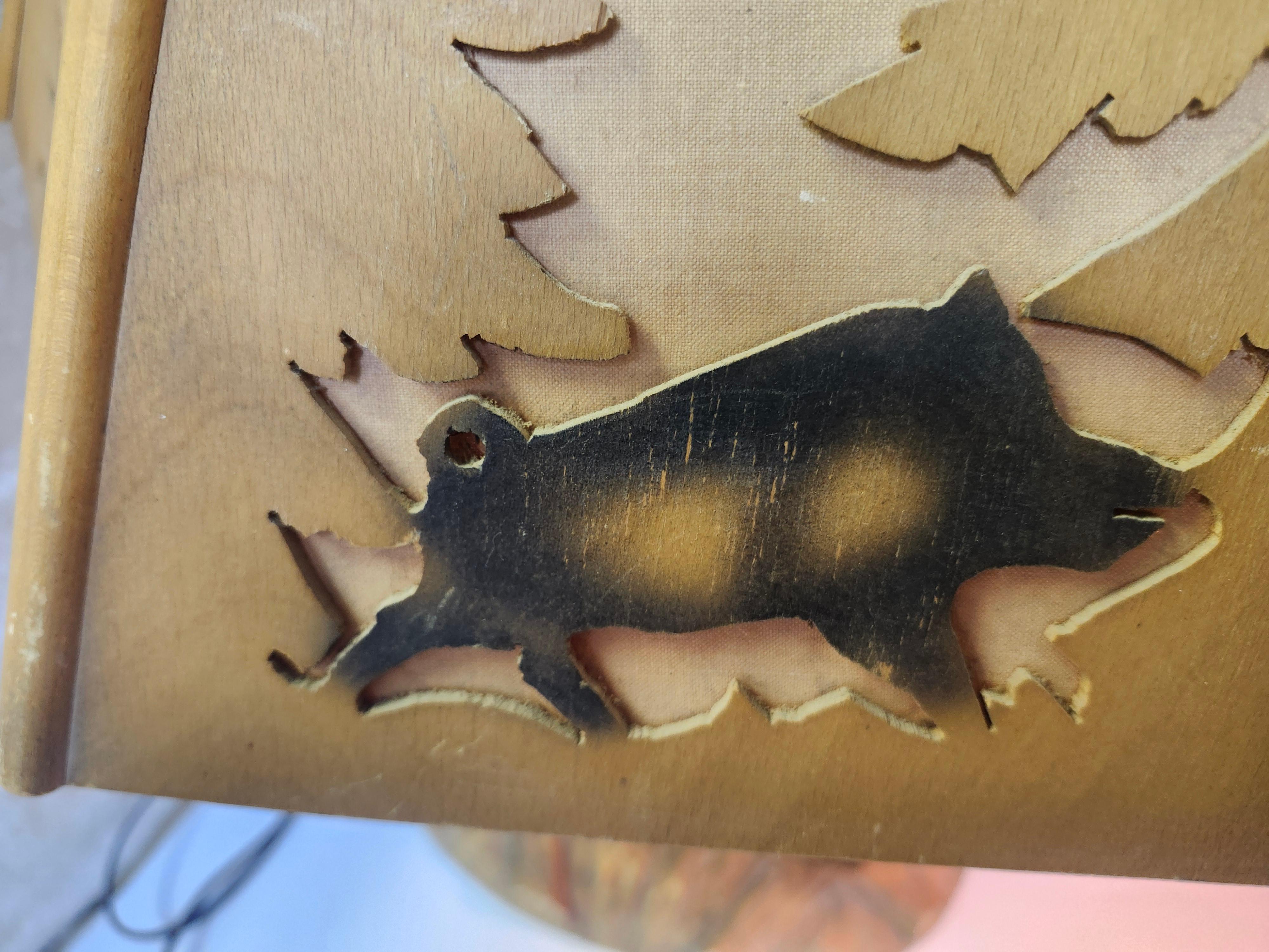 Allemand Paire de lampes de table Black Forest du milieu du siècle sculptées à la main Abat-jours et socles Allemagne en vente