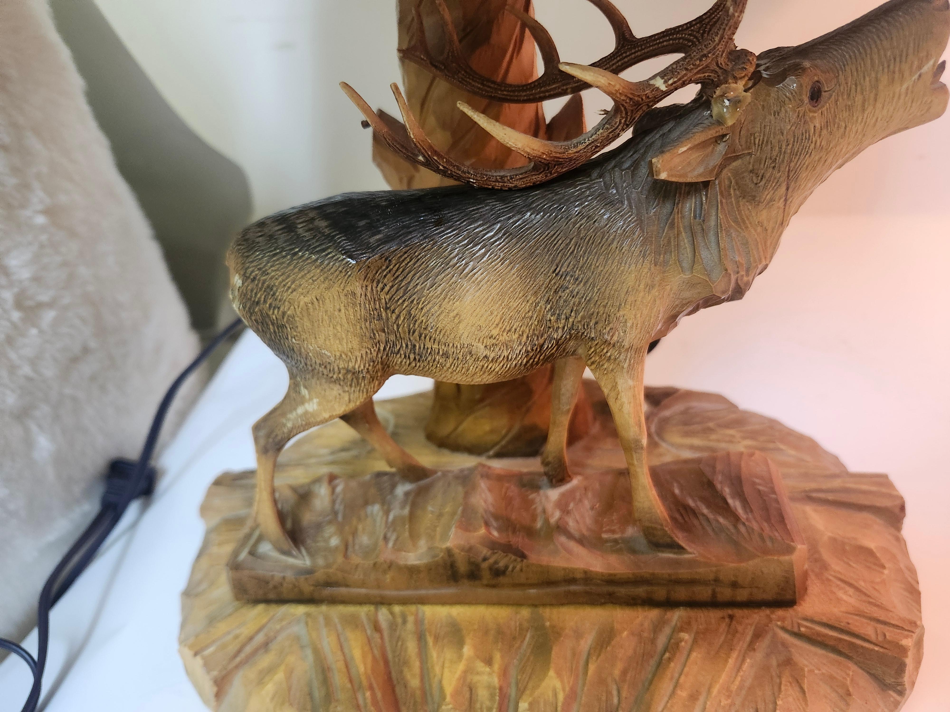 Fait main Paire de lampes de table Black Forest du milieu du siècle sculptées à la main Abat-jours et socles Allemagne en vente