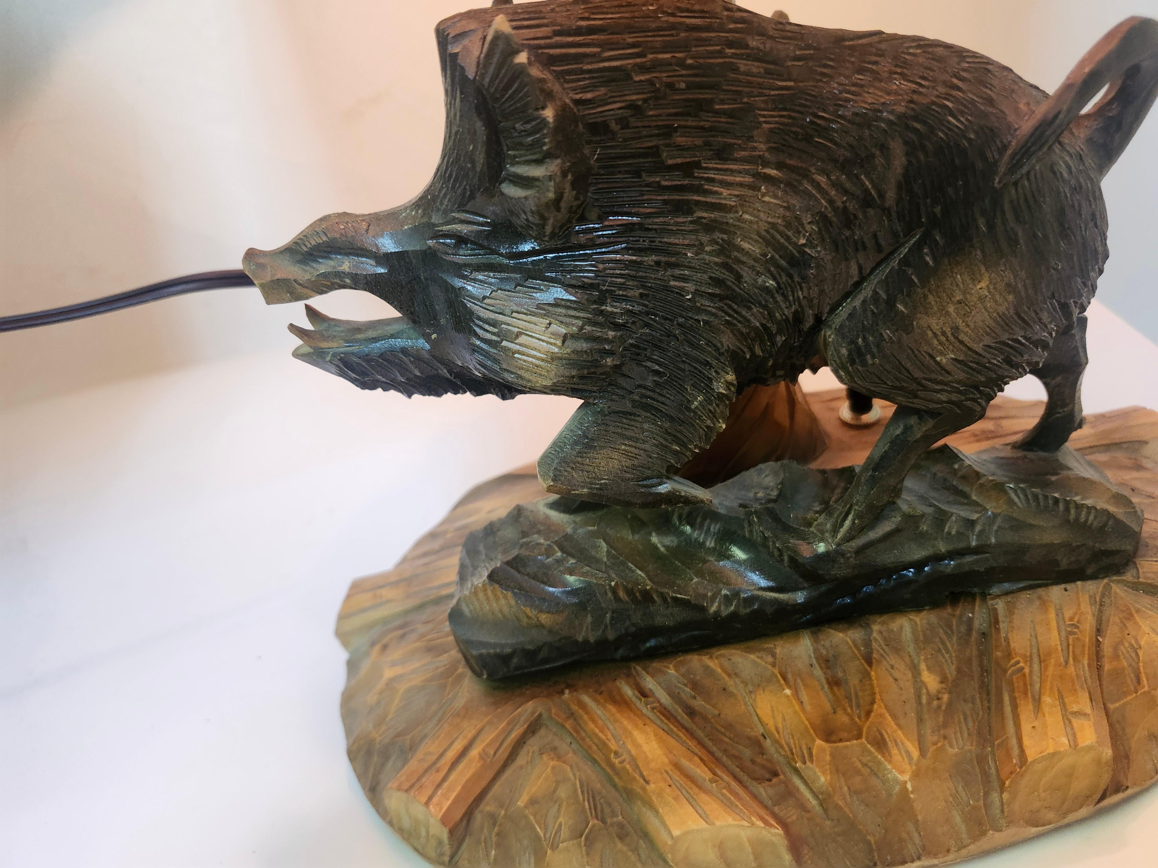 Bois de feuillus Paire de lampes de table Black Forest du milieu du siècle sculptées à la main Abat-jours et socles Allemagne en vente