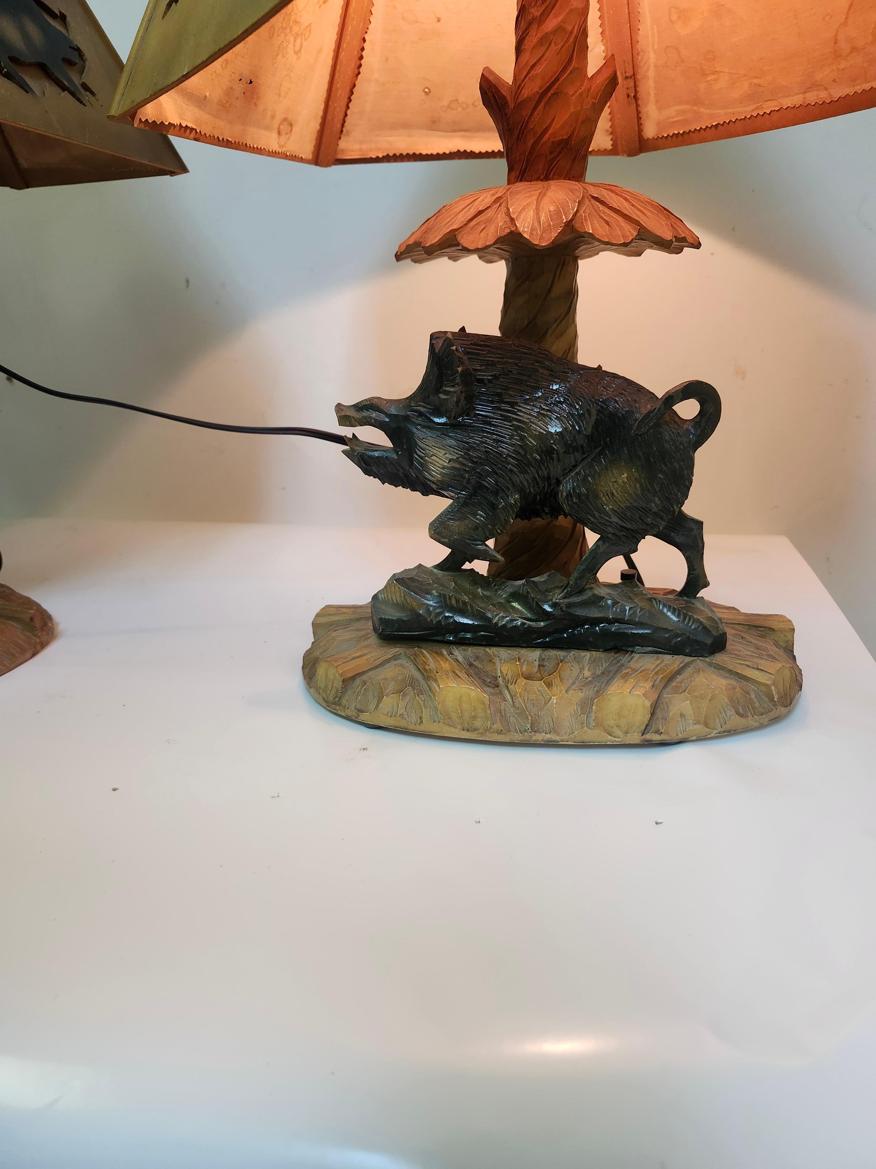 Paire de lampes de table Black Forest du milieu du siècle sculptées à la main Abat-jours et socles Allemagne en vente 1