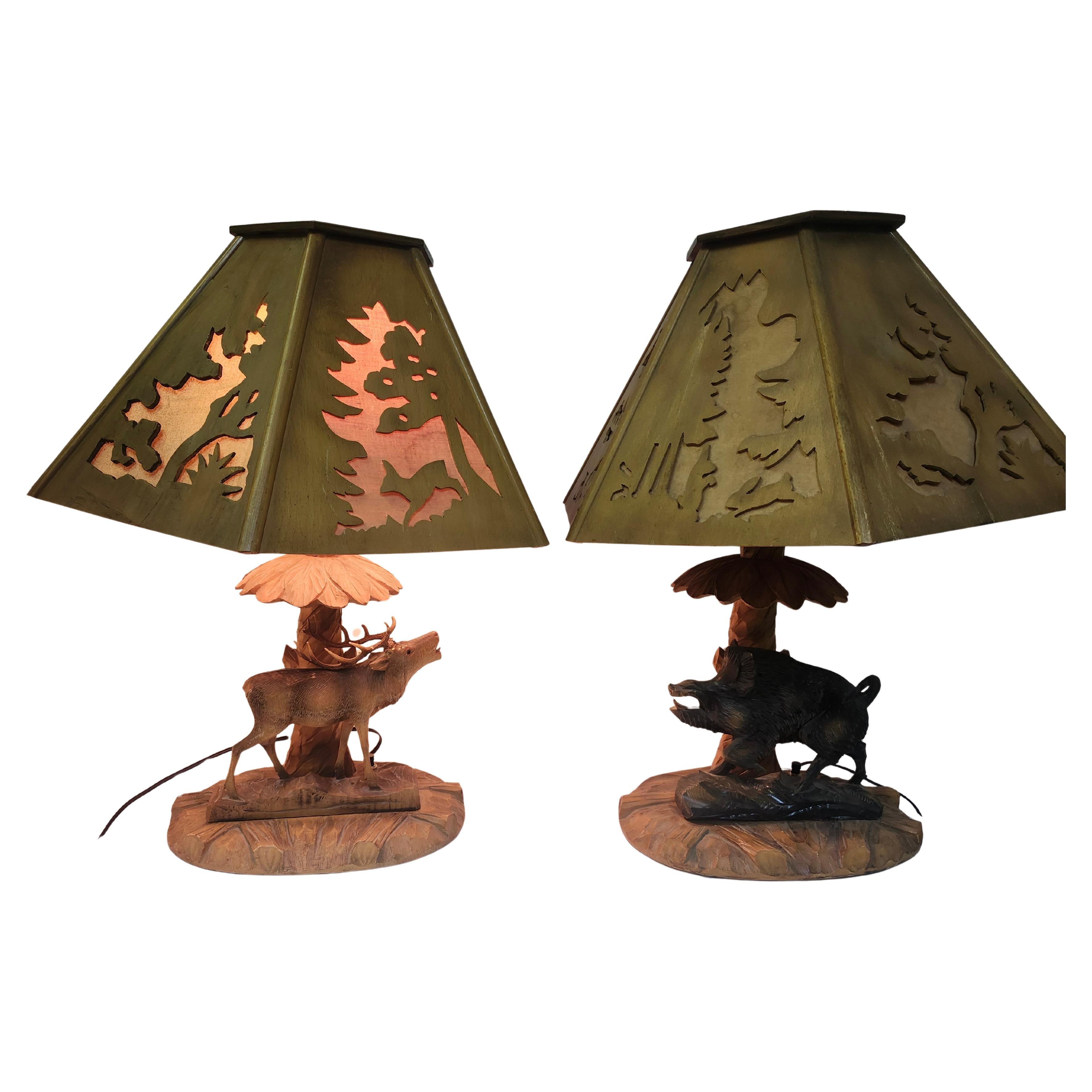 Pareja de Lámparas de Mesa Black Forest de Mediados de Siglo Talladas a Mano Pantallas y Bases Alemania