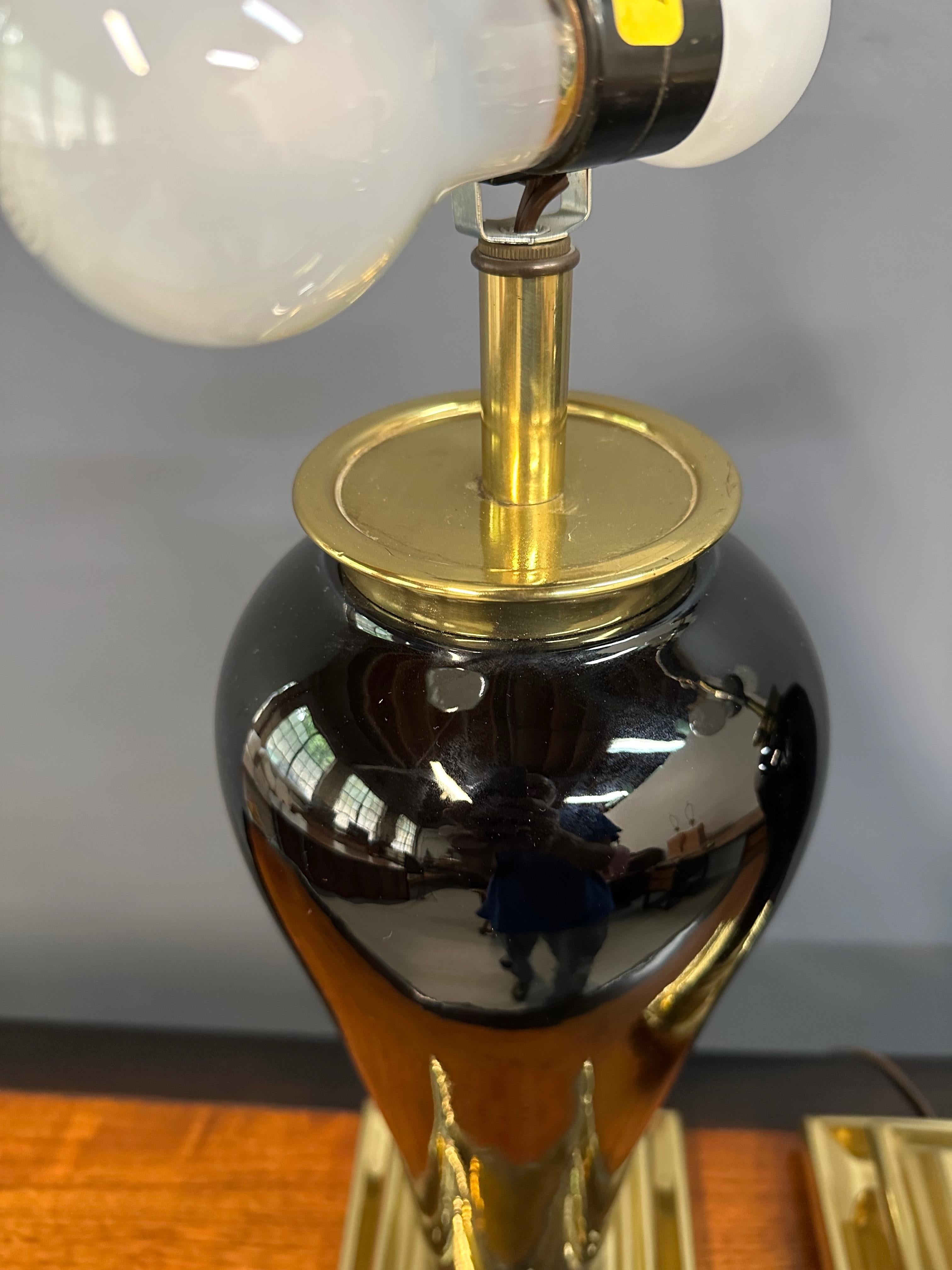 Pair of Mid-Century Black Ceramic Urn Lamps with Stepped Brass Bases by Chapman en venta 3