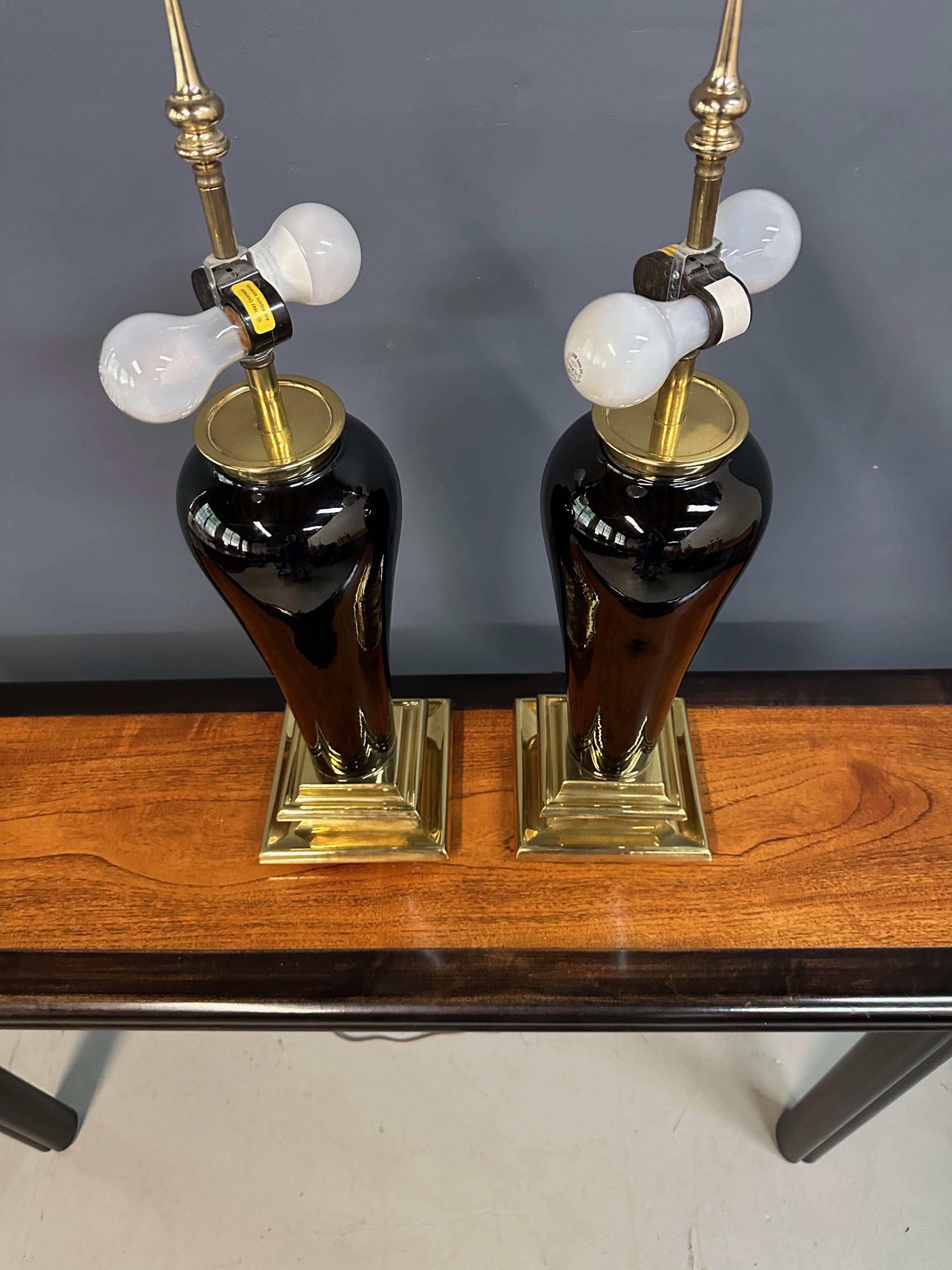 Pair of Mid-Century Black Ceramic Urn Lamps with Stepped Brass Bases by Chapman en venta 4