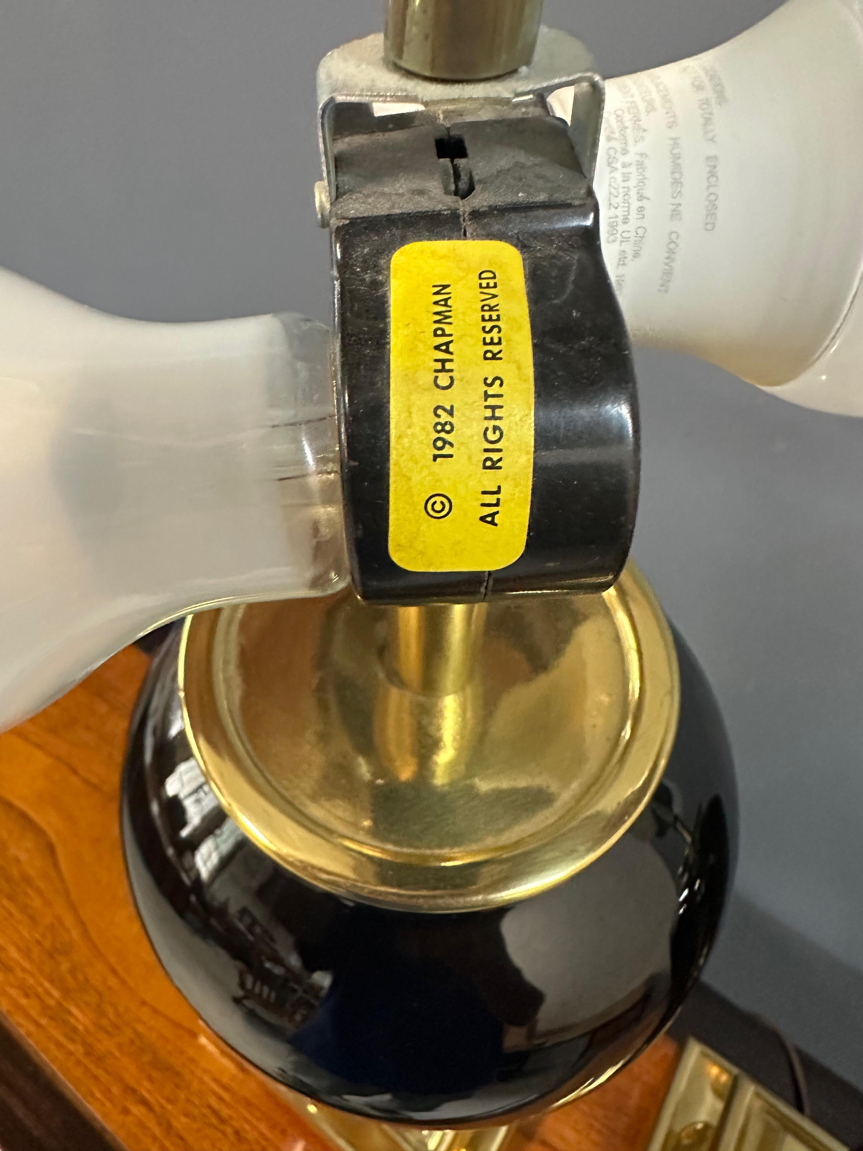 Pair of Mid-Century Black Ceramic Urn Lamps with Stepped Brass Bases by Chapman en Bueno estado para la venta en Philadelphia, PA