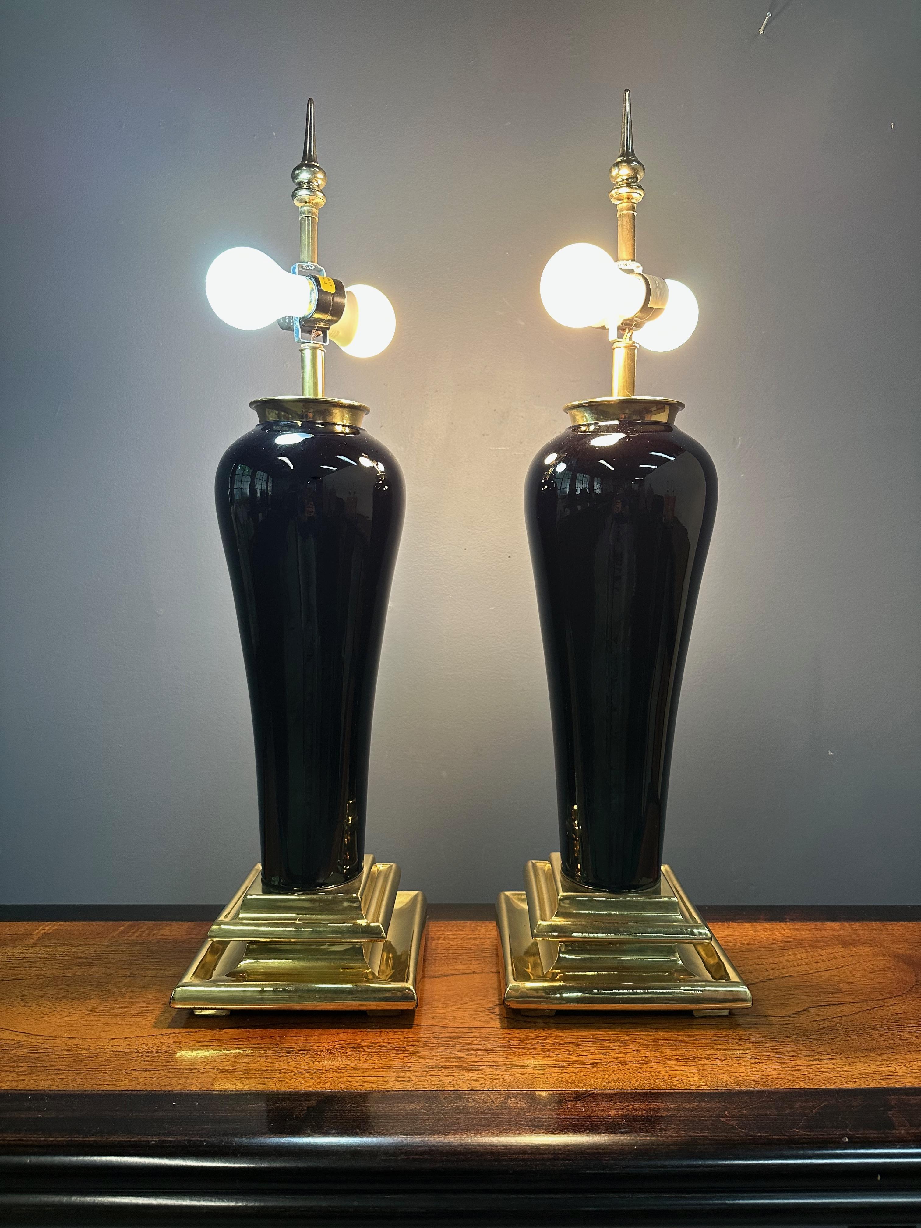 Pair of Mid-Century Black Ceramic Urn Lamps with Stepped Brass Bases by Chapman siglo XX en venta