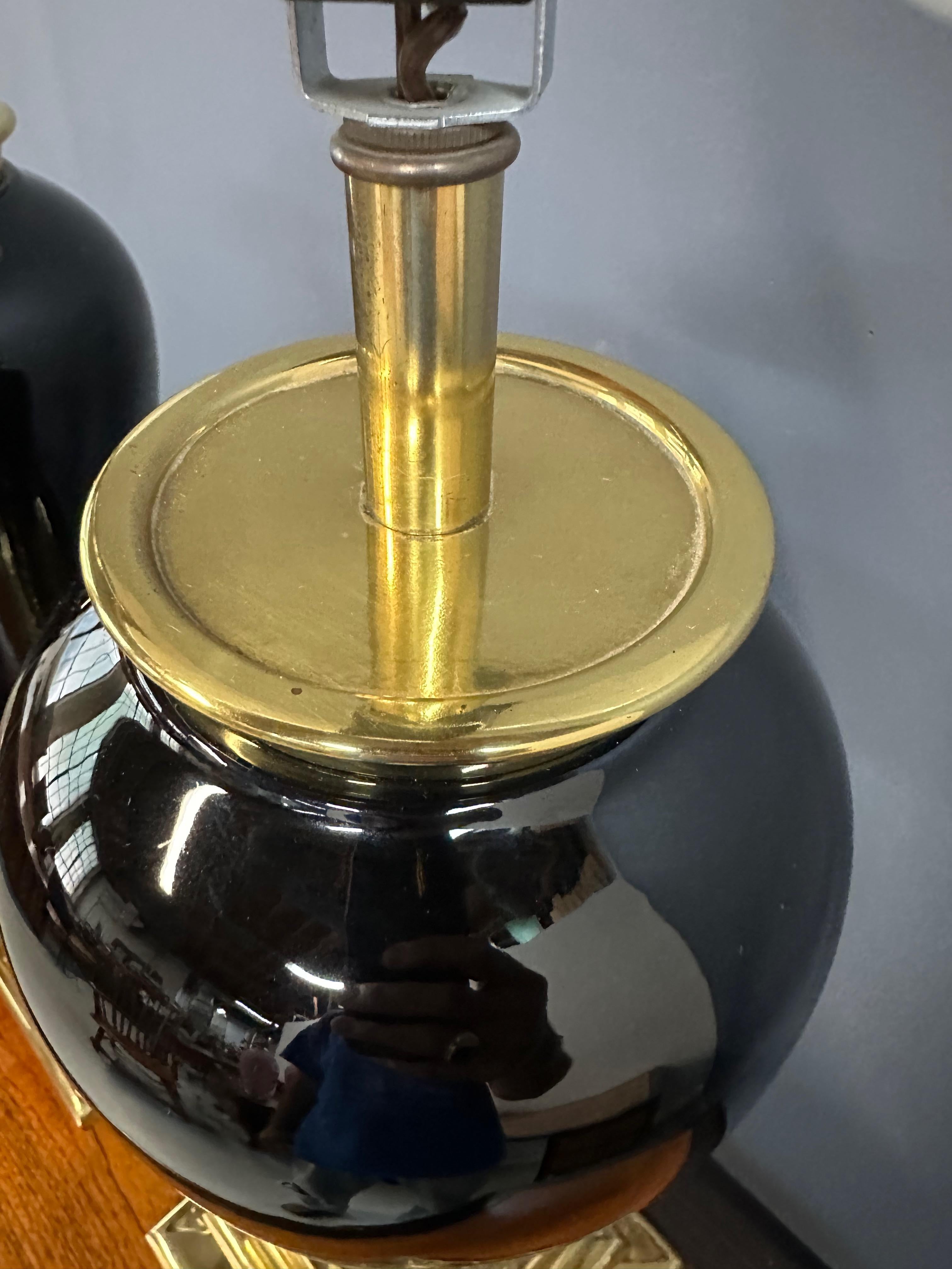 Pair of Mid-Century Black Ceramic Urn Lamps with Stepped Brass Bases by Chapman Cerámico en venta