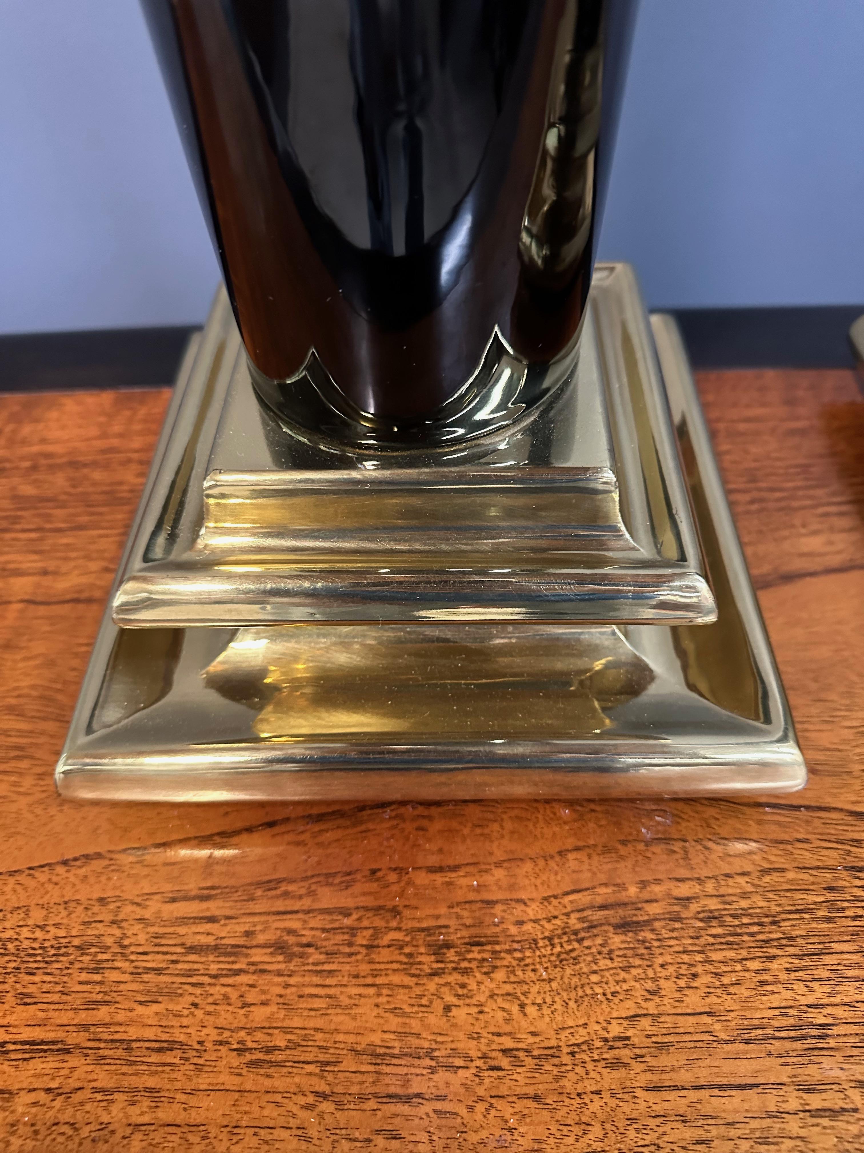 Pair of Mid-Century Black Ceramic Urn Lamps with Stepped Brass Bases by Chapman en venta 1
