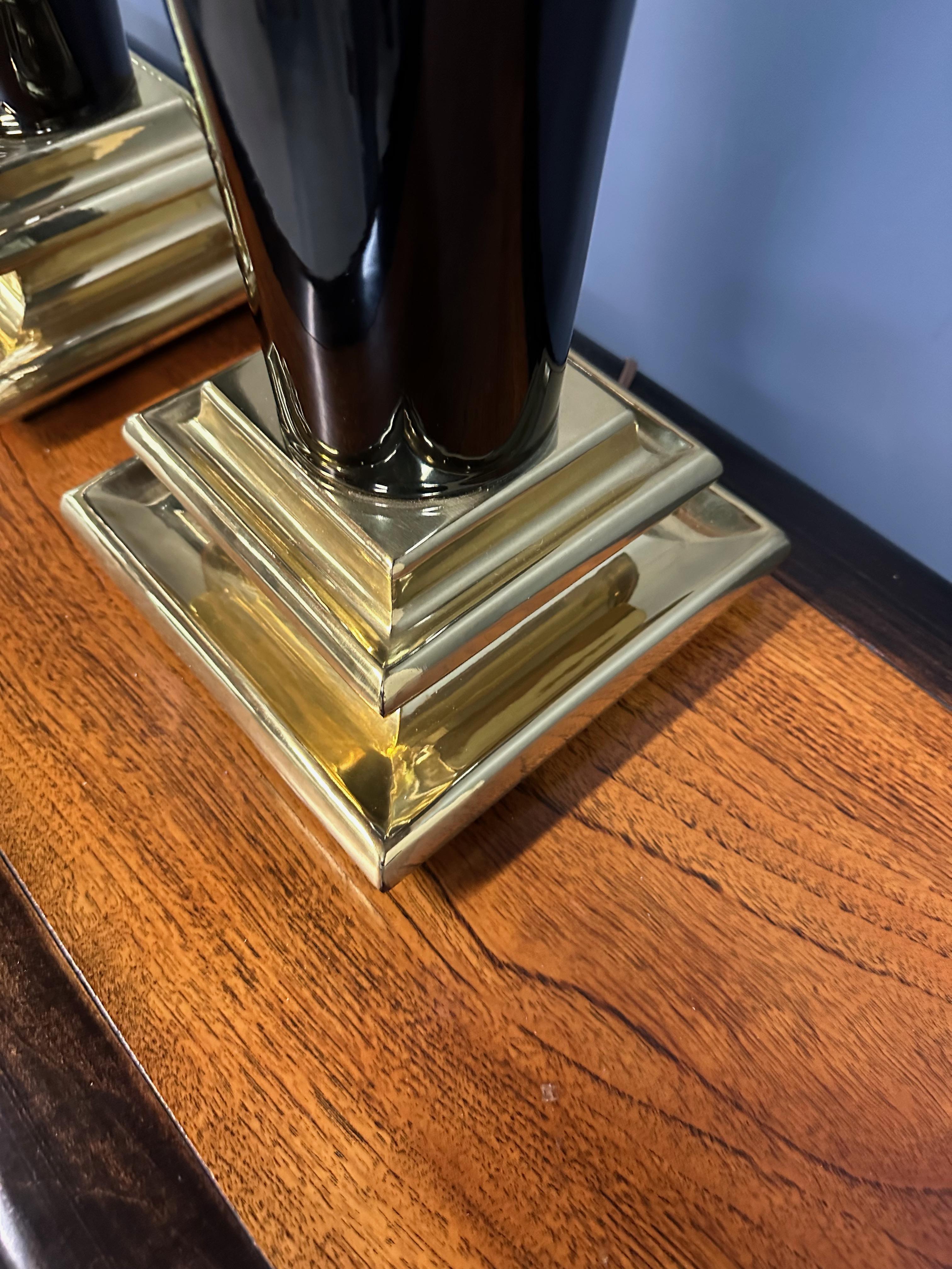 Pair of Mid-Century Black Ceramic Urn Lamps with Stepped Brass Bases by Chapman en venta 2