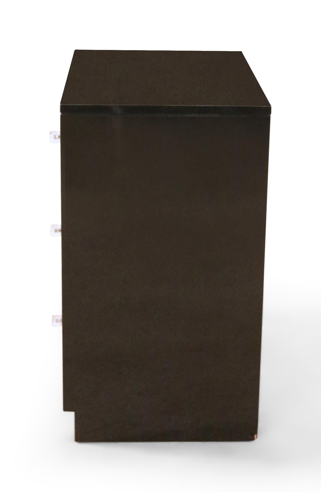 Mid-Century moderno Coppia di cassettiere di metà secolo in lacca nera e lucite in vendita