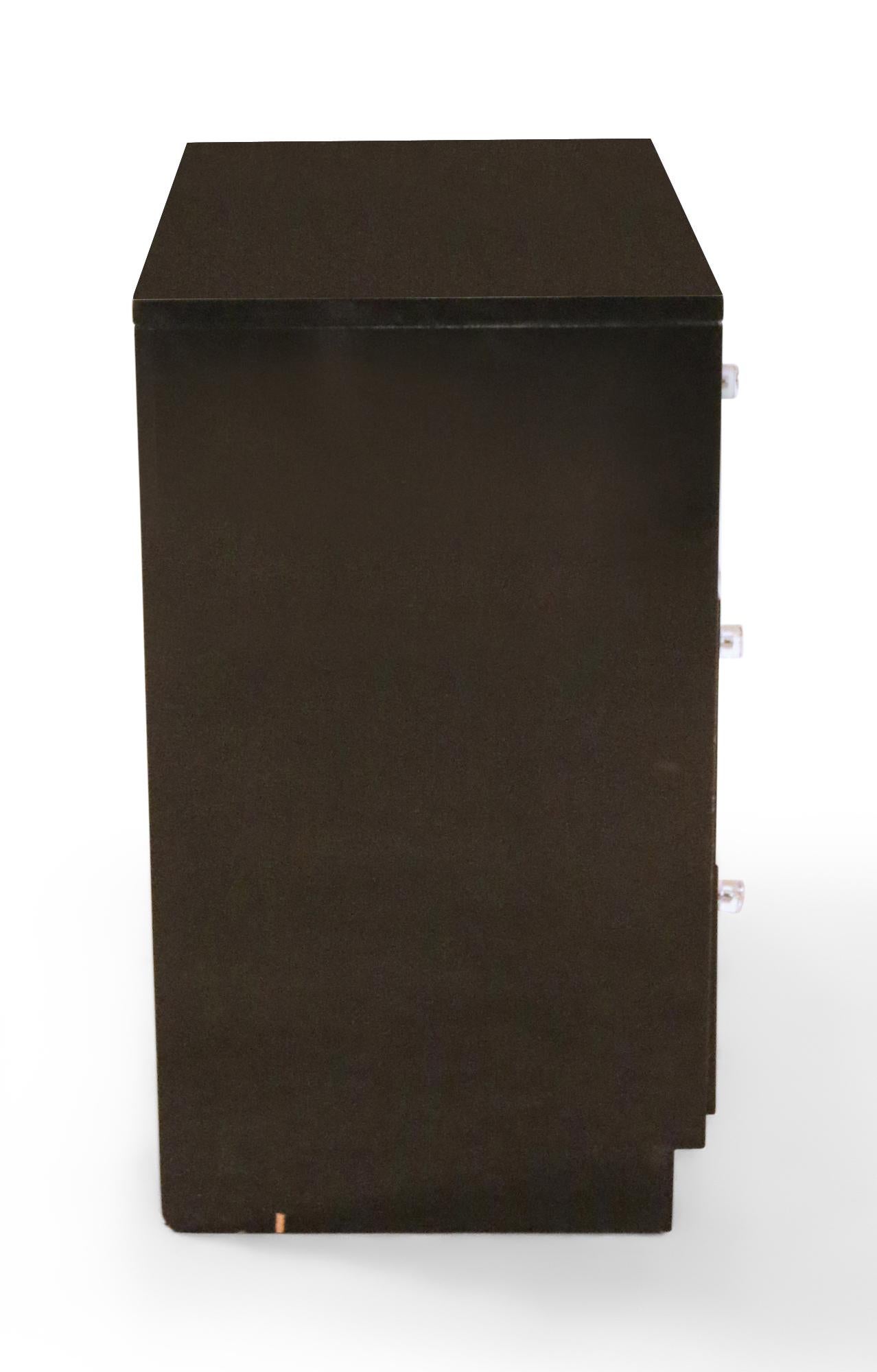 XX secolo Coppia di cassettiere di metà secolo in lacca nera e lucite in vendita
