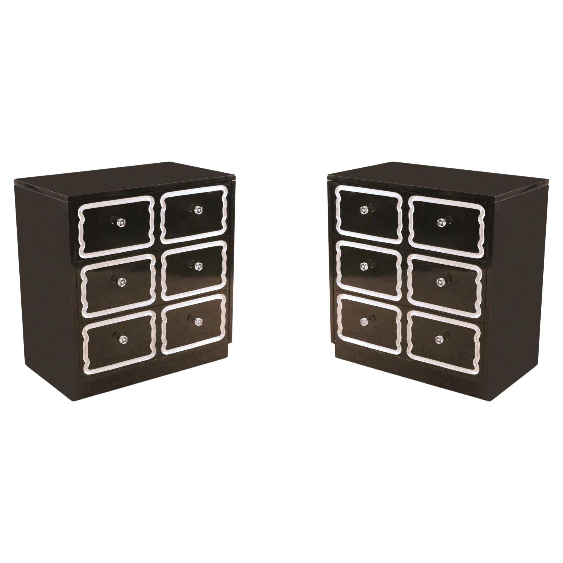 Coppia di cassettiere di metà secolo in lacca nera e lucite in vendita