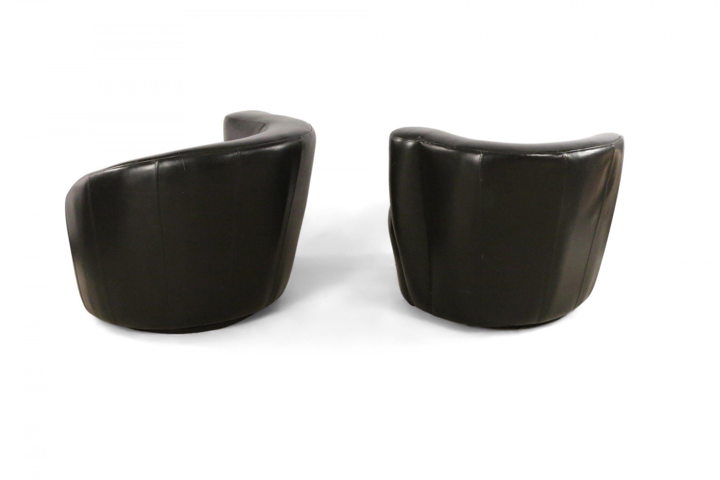 Mid-Century moderno Coppia di poltrone girevoli Nautilus in pelle nera di metà secolo in vendita