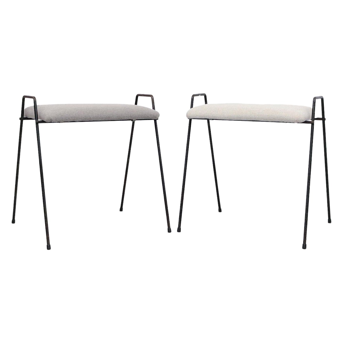 Paire de tabourets en métal noir du milieu du siècle, recouverts d'un nouveau tissu gris et blanc Off-White