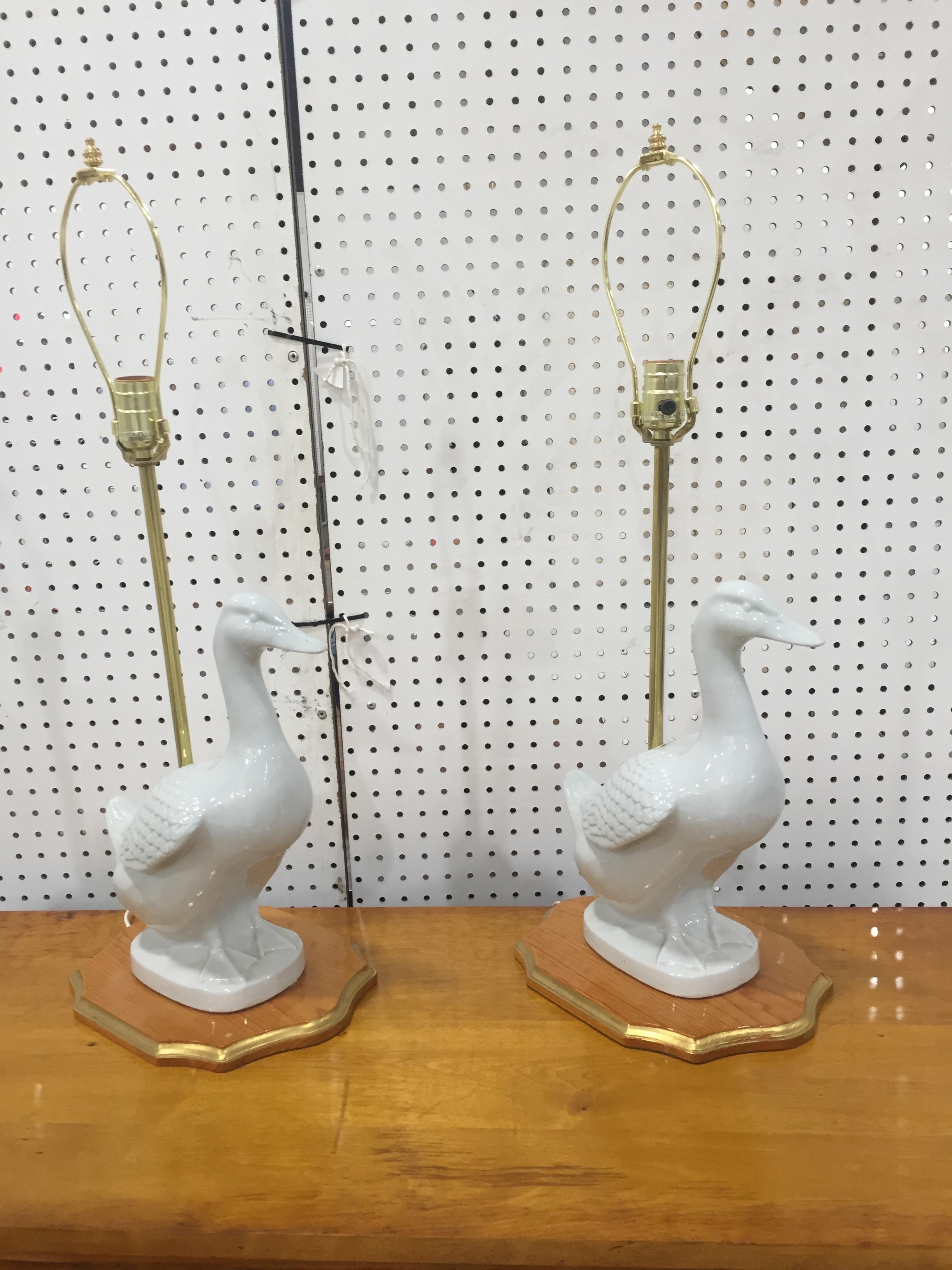 Céramique Paire de lampes canard en blanc de Chine du milieu du siècle dernier en vente