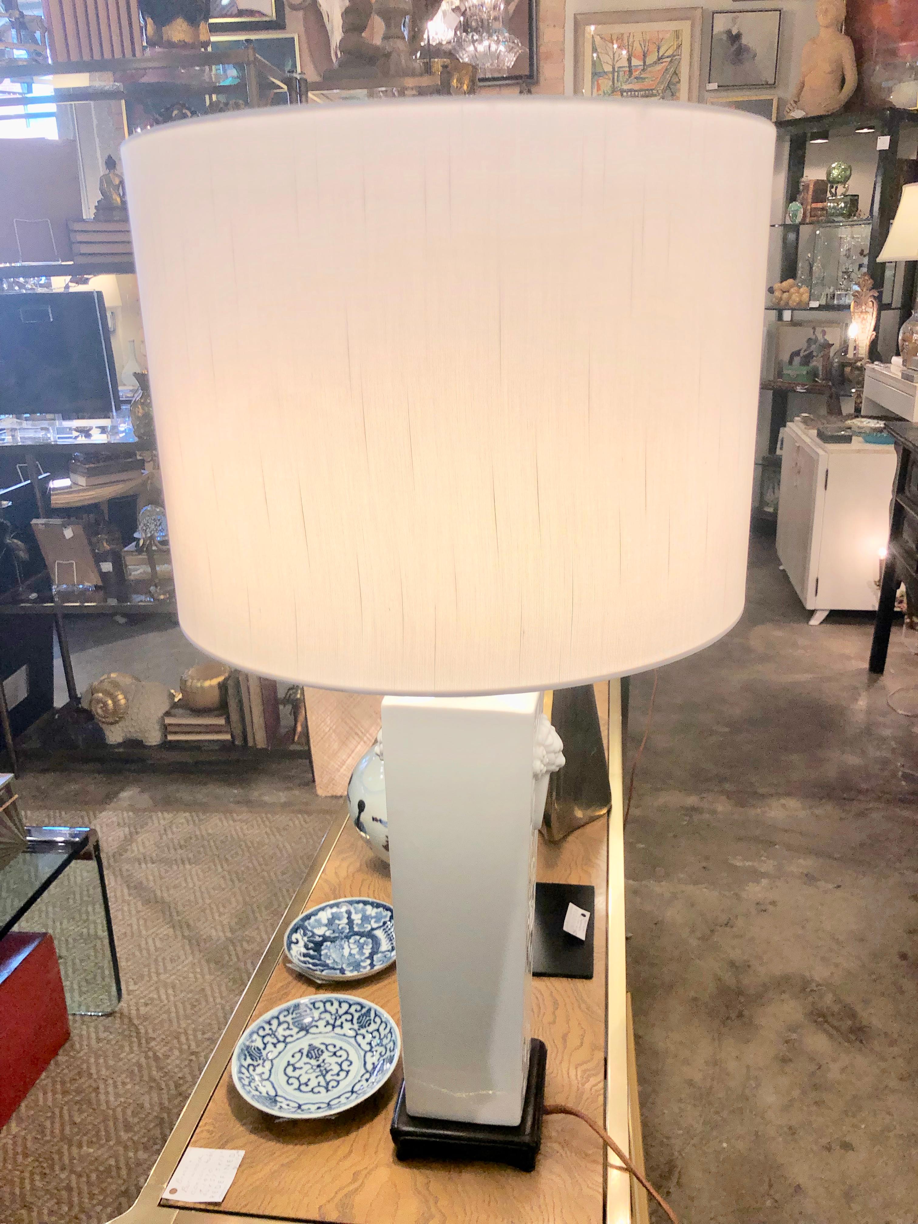Porcelaine Paire de lampes de table Blanc de Chine du milieu du siècle dernier en vente