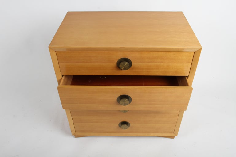 Pair of Mid-Century Blond Four Drawer Chests with Round Brass Hardware In Good Condition For Sale In St. Louis, MO