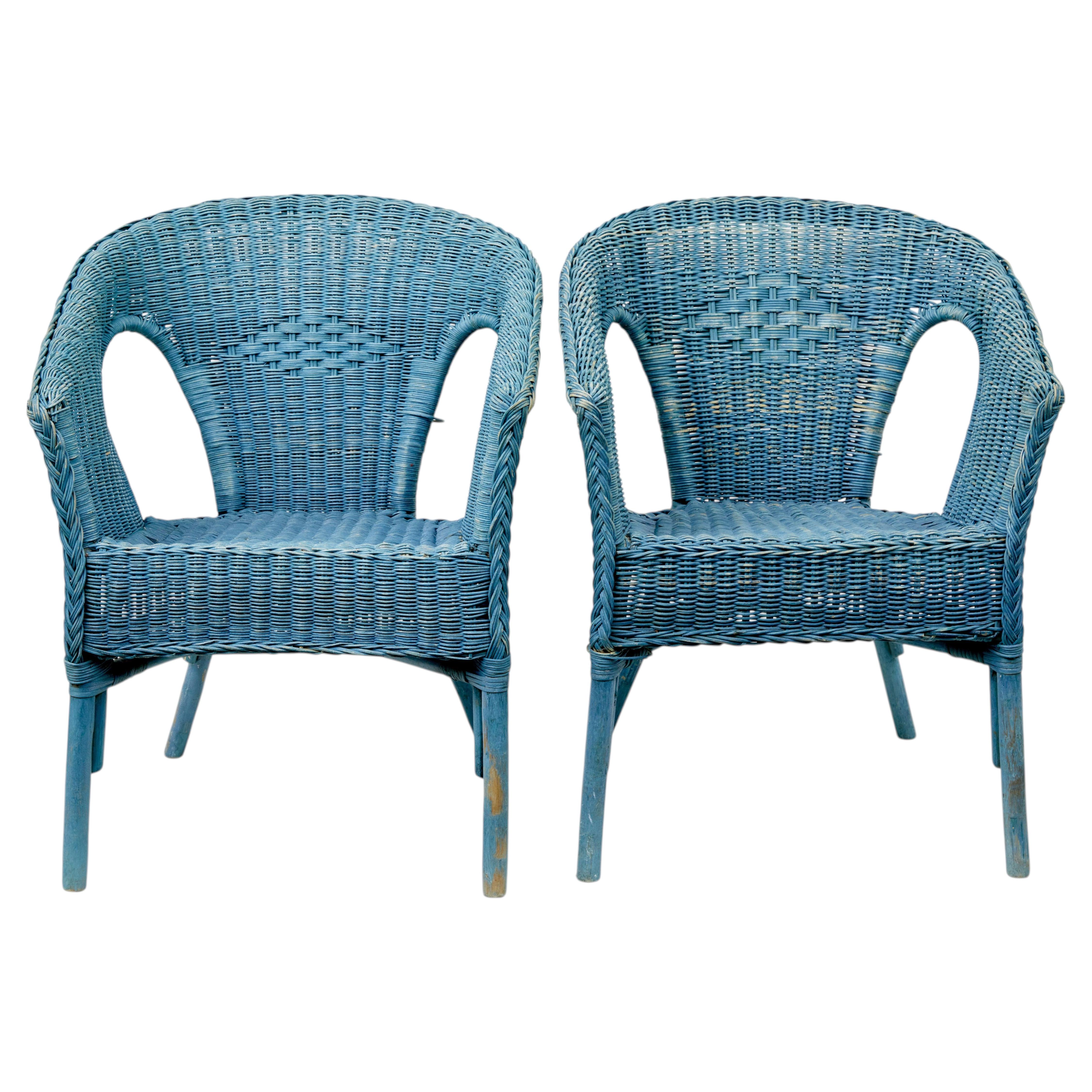 Paire de fauteuils en osier peints en bleu au milieu du siècle dernier