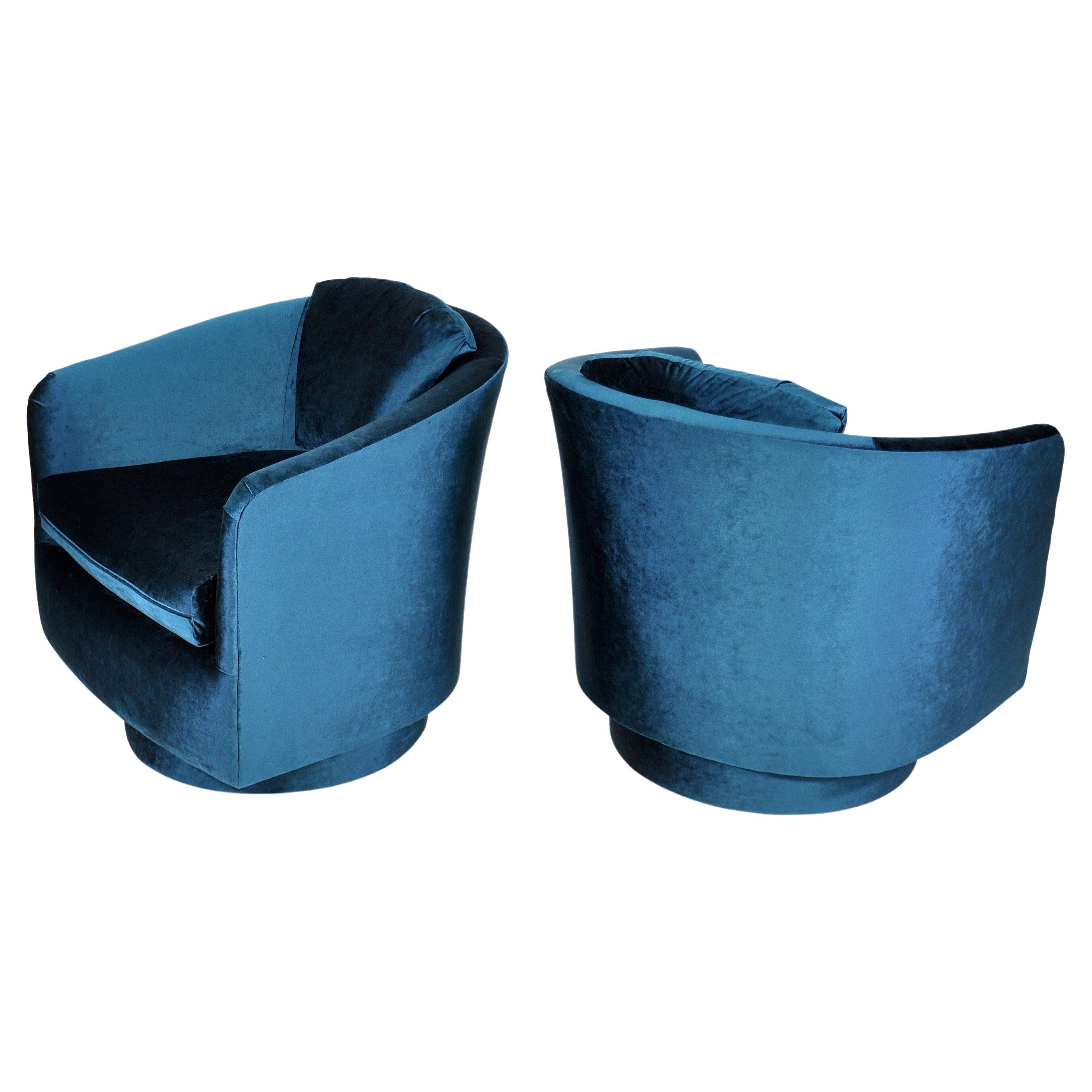 Mid-Century Modern Pair of Mid-Century Blue Velvet Swivel Chairs, Milo Baughman Style, USA, 1970s