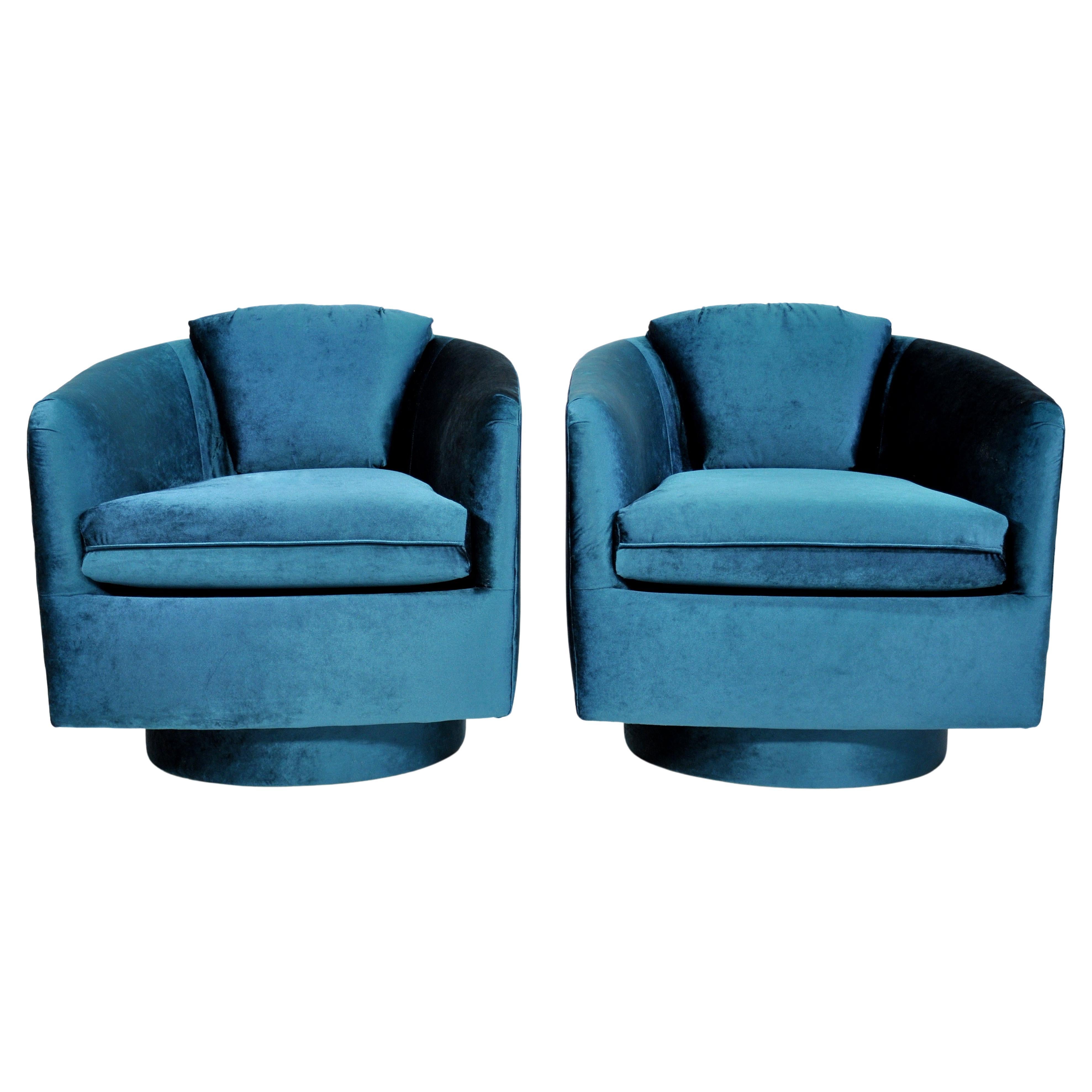 Pair of Mid-Century Blue Velvet Swivel Chairs, Milo Baughman Style, USA, 1970s In Excellent Condition In Miami, FL