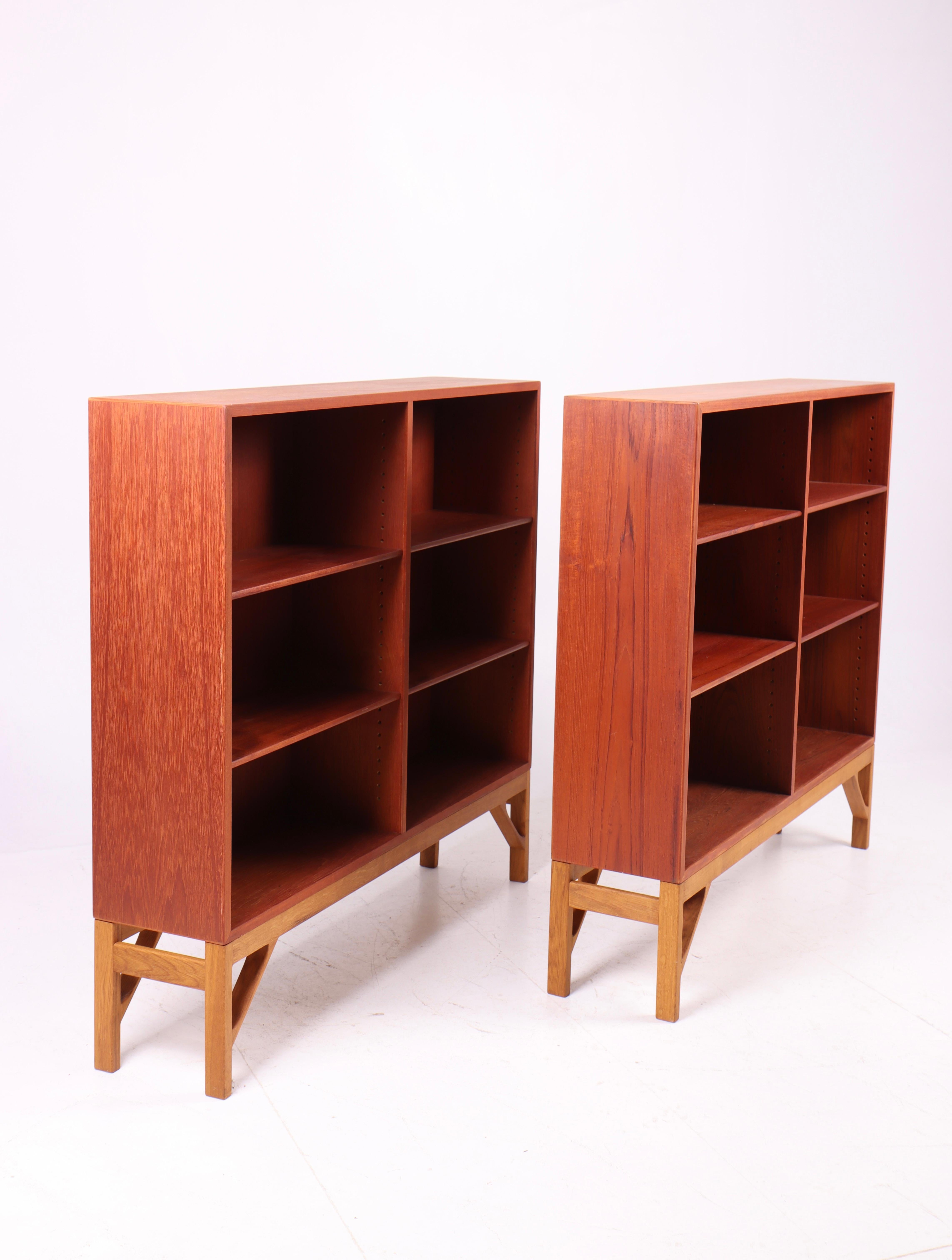 Danese Coppia di librerie di metà secolo in Teak e Oak di Børge Mogensen, Made in Denmark in vendita