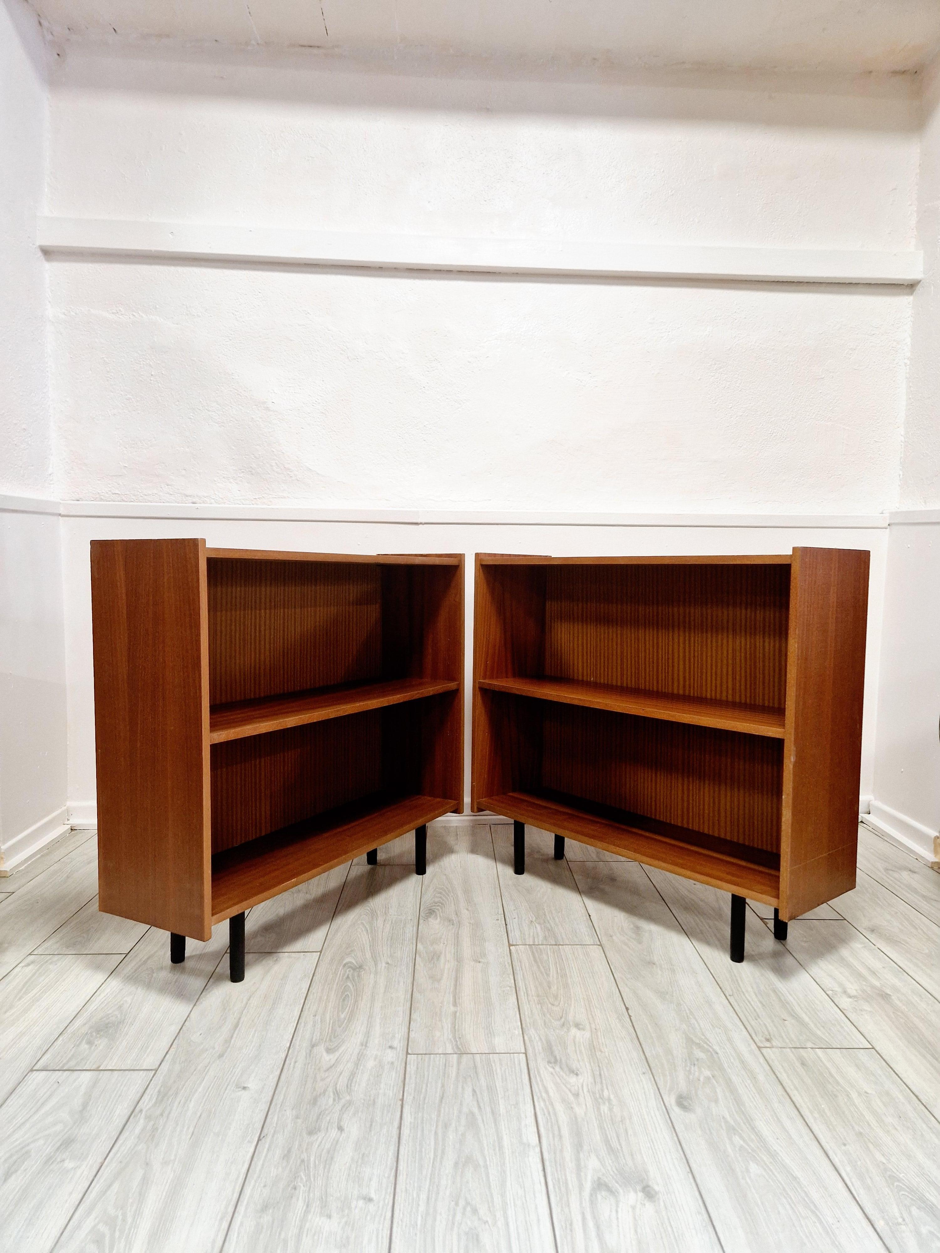 Paar Mid Century Bücherregale (Furnier) im Angebot