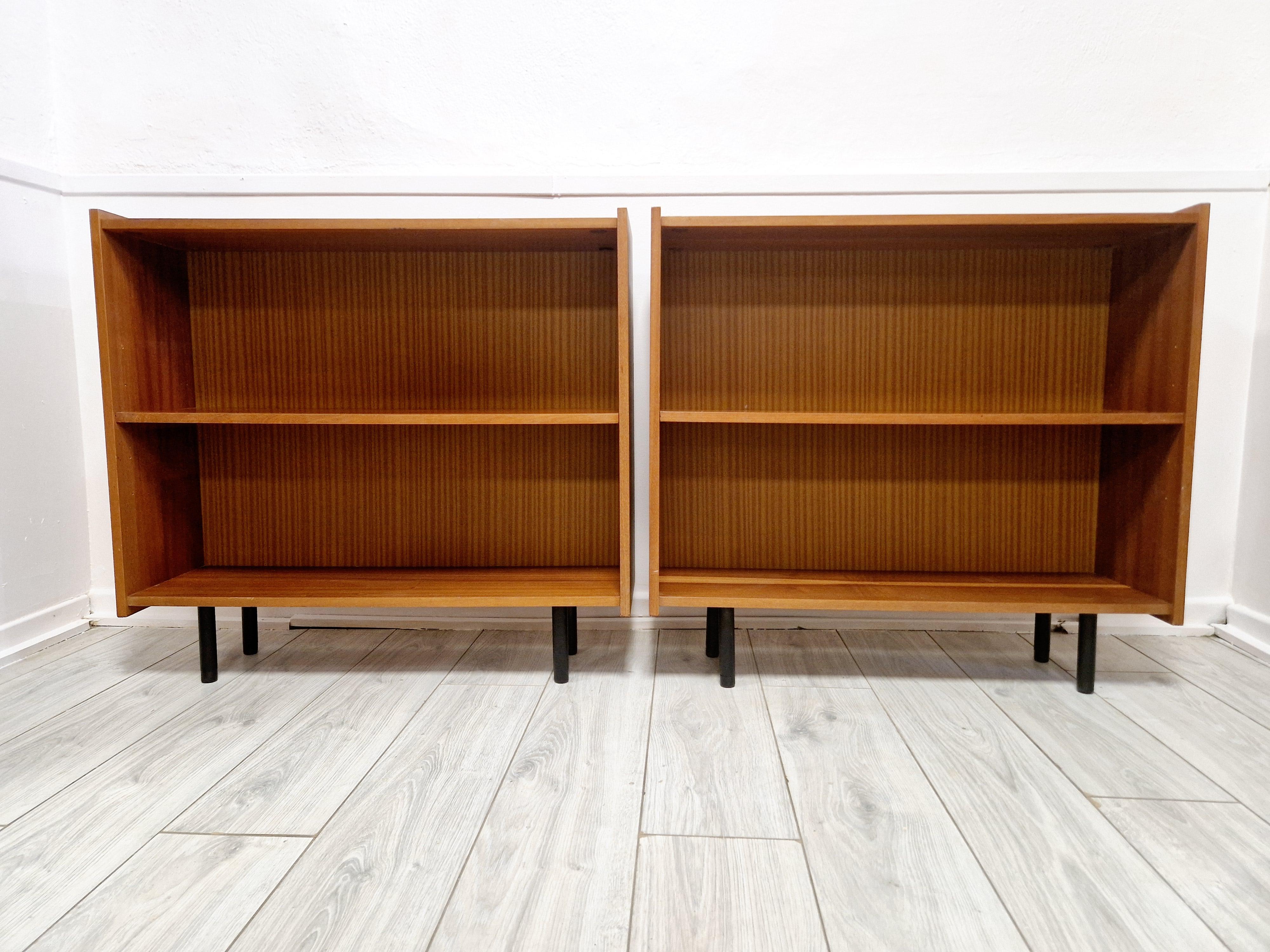 Paar Mid Century Bücherregale (Teakholz) im Angebot