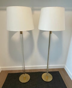Coppia di lampade da terra in ottone e acrilico di metà secolo di Hansen Lamps Inc. NYC, anni '70