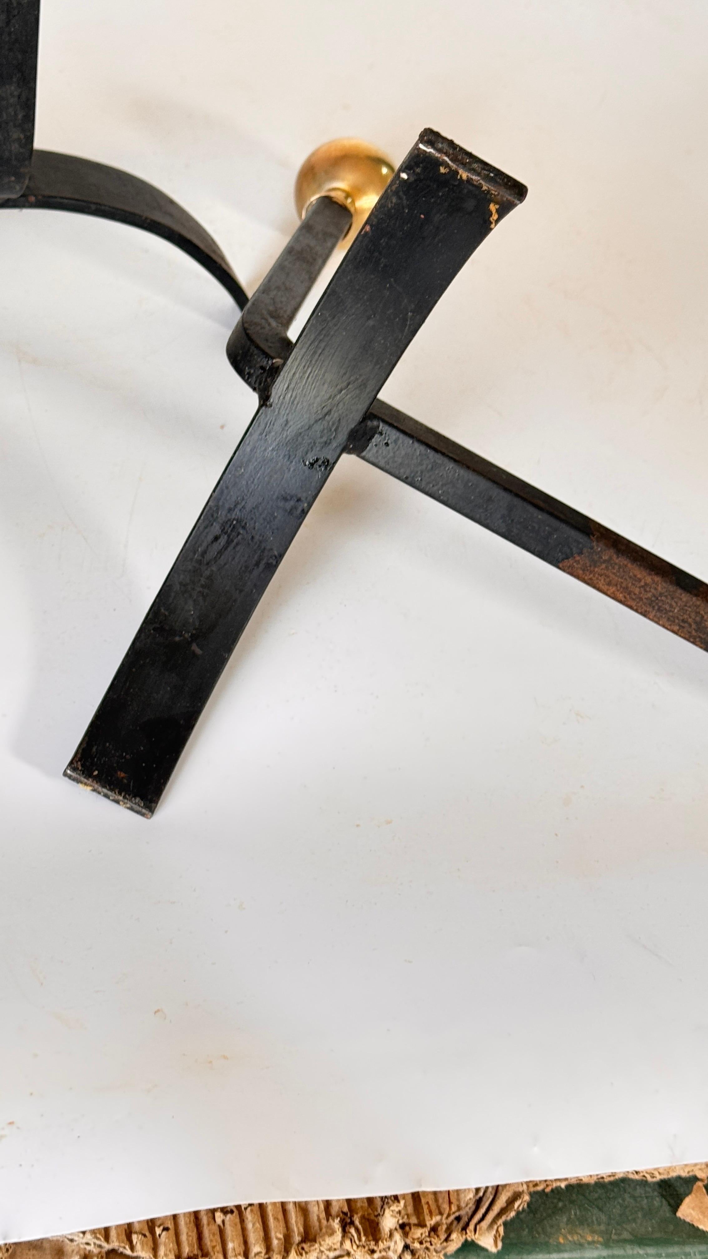 Coppia di candelabri in ottone e ferro nero della metà del secolo scorso, anni '50, stile Jacques Adnet & Jean Royère

Descrizione:
Questa elegante coppia di piccoli androni degli anni '50 esemplifica perfettamente la raffinatezza della metà del