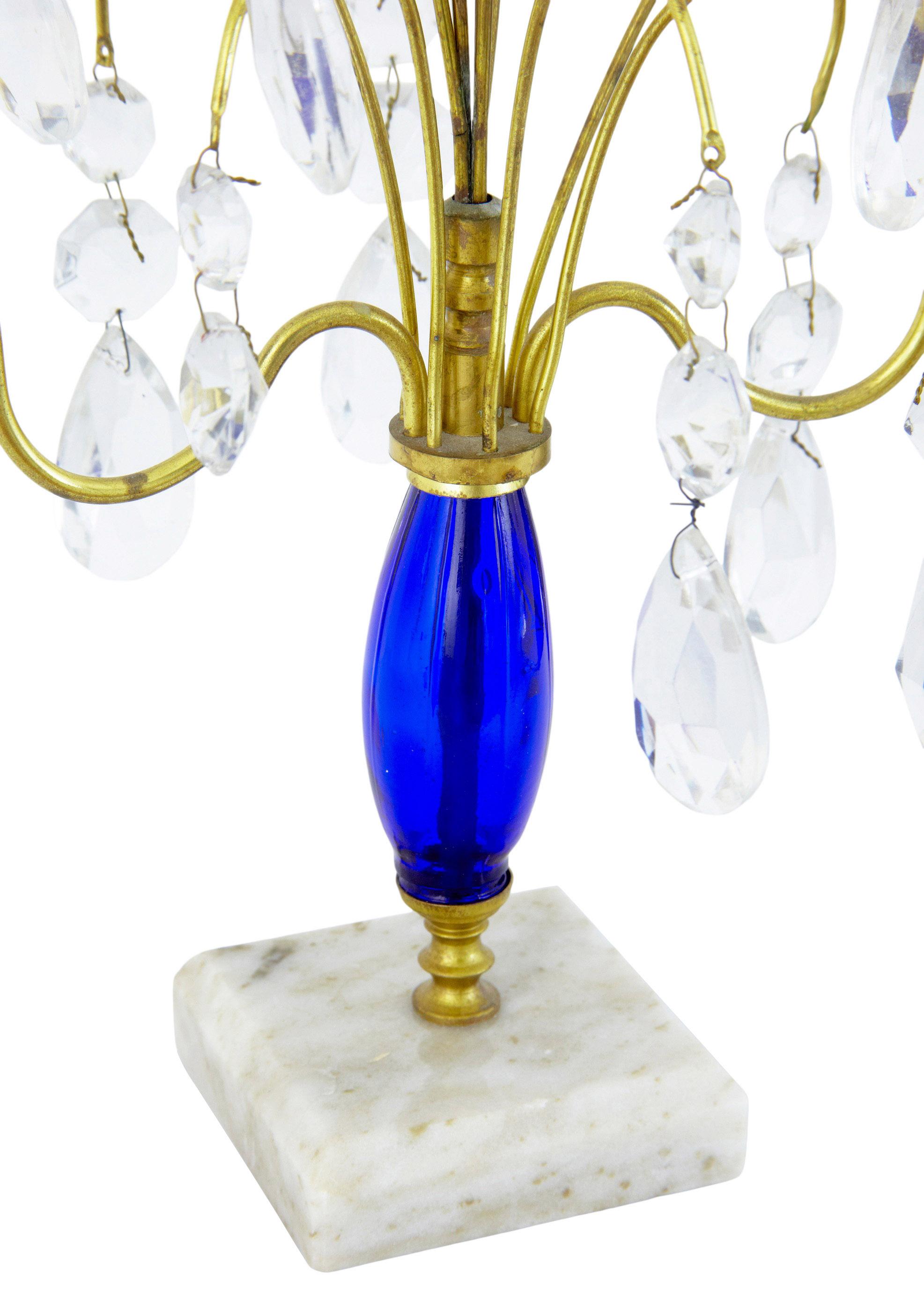 Pareja de candelabros decorativos de latón y cristal tallado de mediados de siglo

Candelabros de mesa de los años 60. Brazos de latón con gotas de cristal tallado. Parte azul hasta el tallo con colectores de cera complementarios en forma de rosa. 