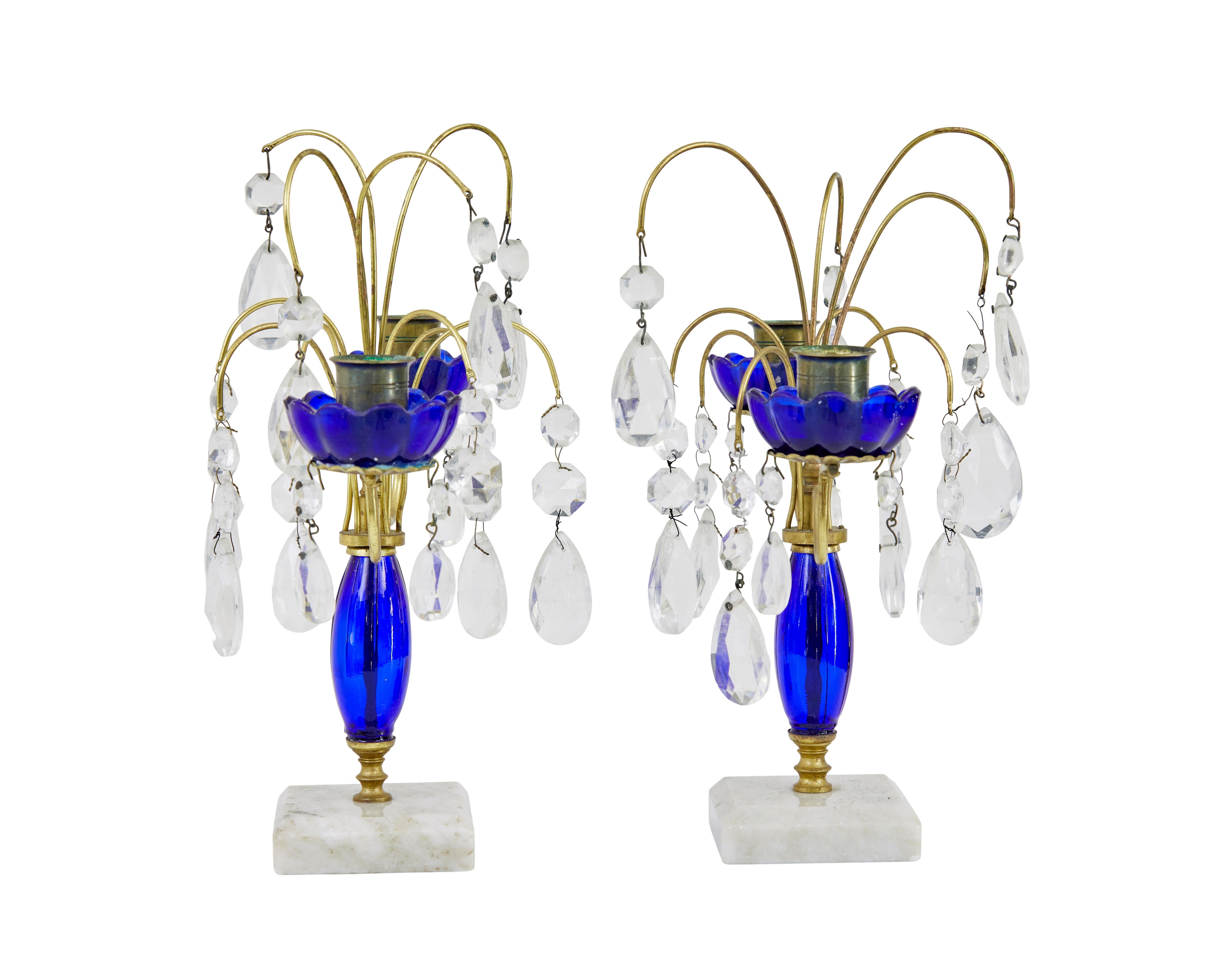Victorien Paire de chandeliers décoratifs en laiton et verre taillé du milieu du siècle dernier en vente