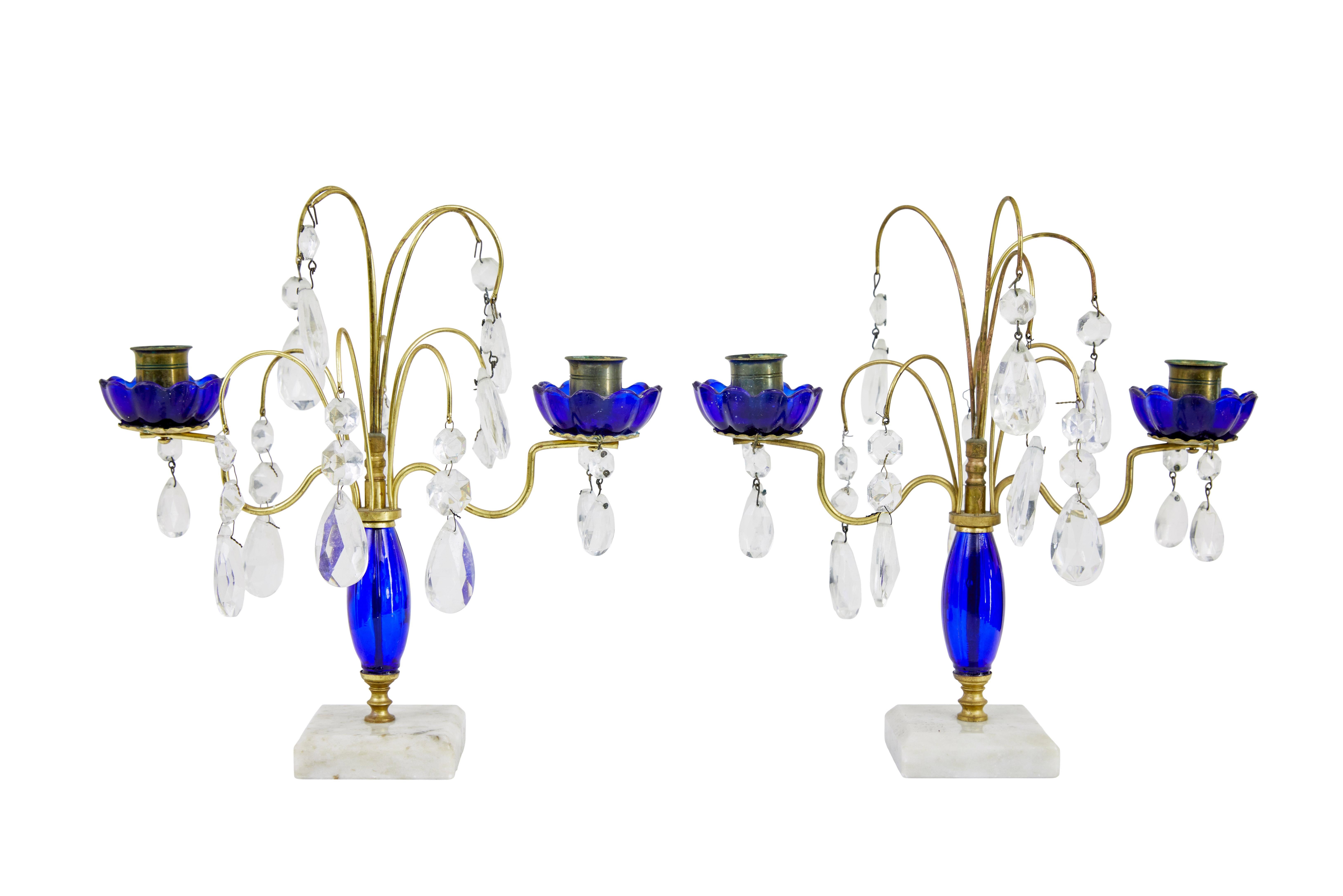 Pareja de candelabros decorativos de latón y cristal tallado de mediados de siglo Victoriano en venta