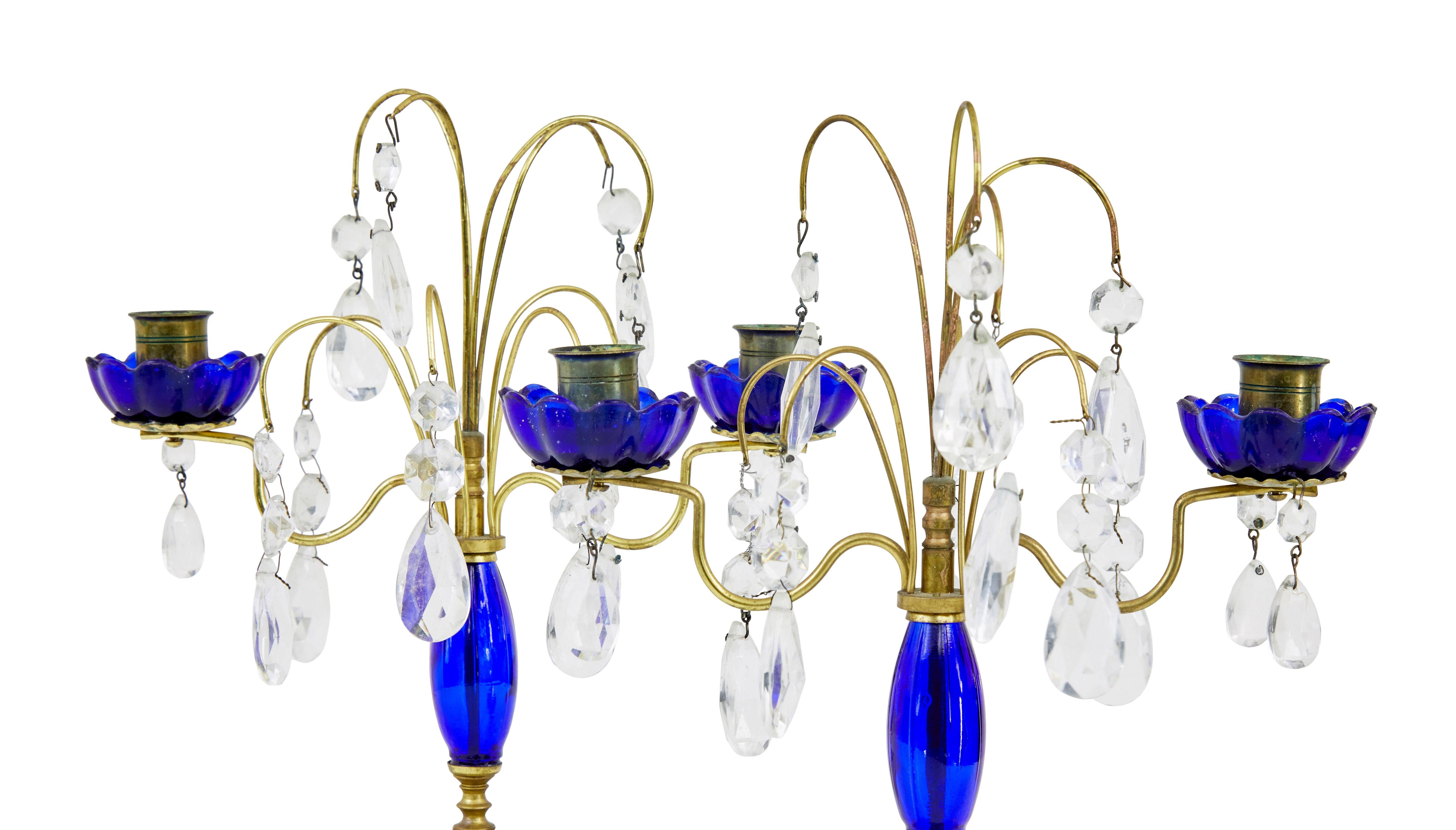 Pareja de candelabros decorativos de latón y cristal tallado de mediados de siglo Francés en venta