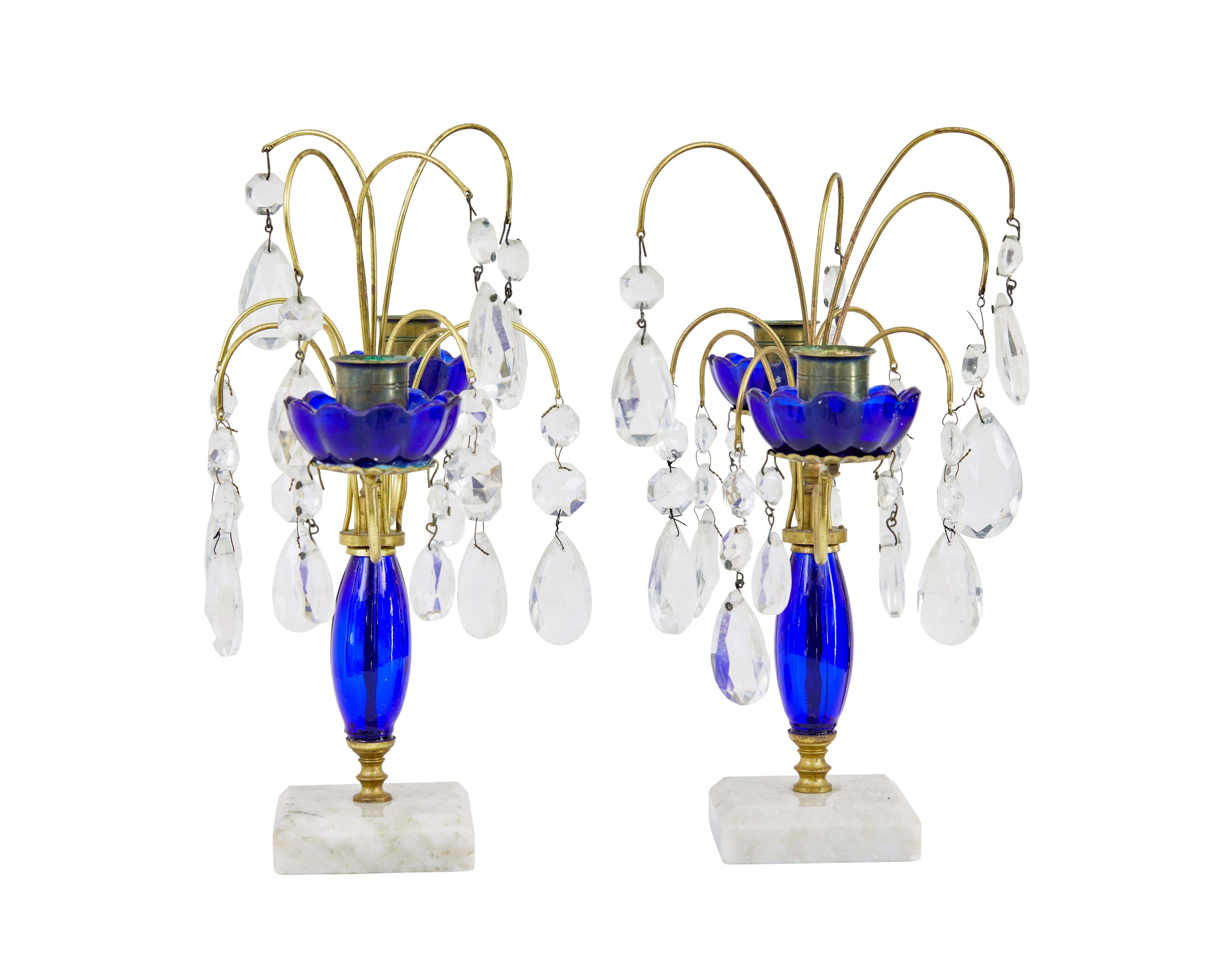 Pareja de candelabros decorativos de latón y cristal tallado de mediados de siglo Hecho a mano en venta
