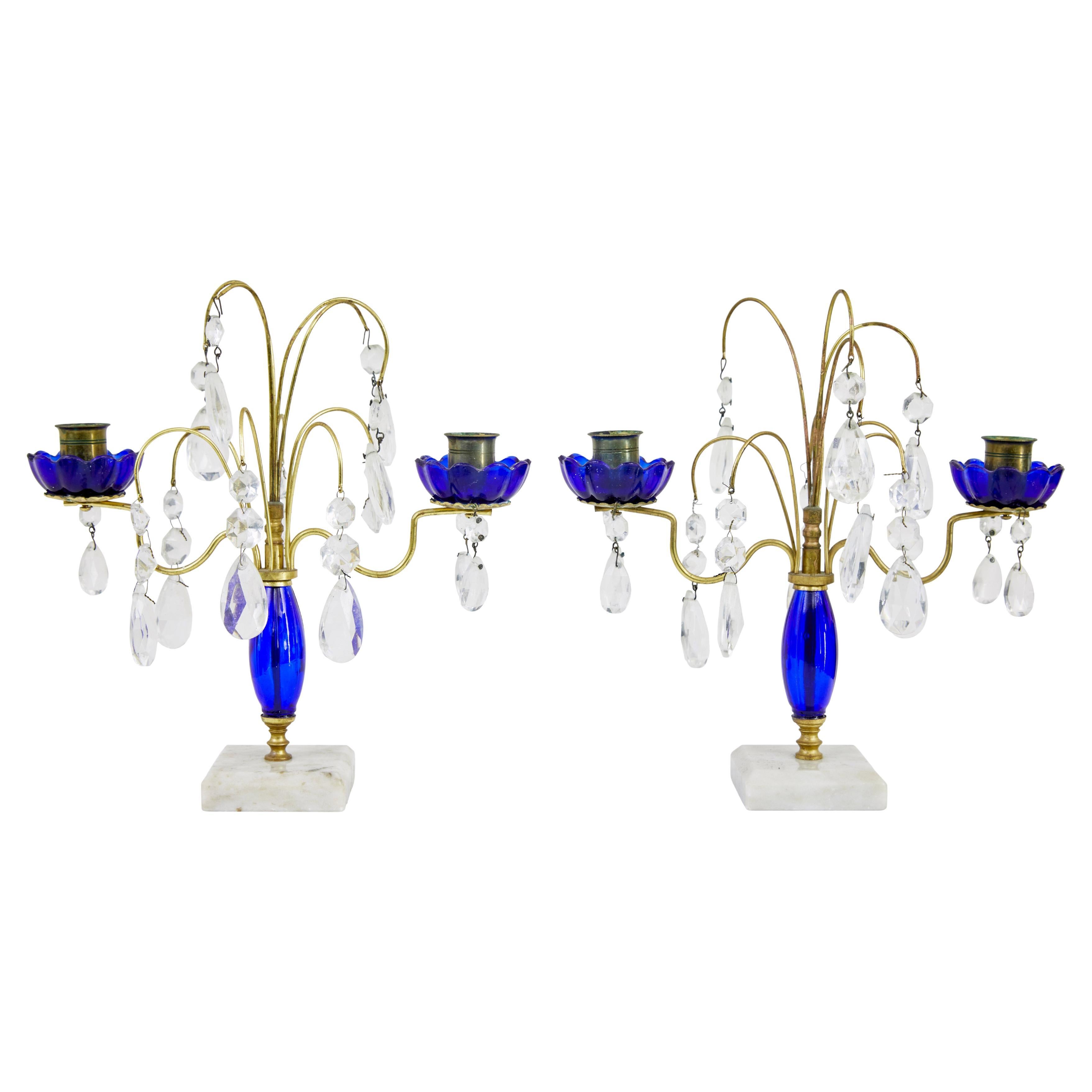 Pareja de candelabros decorativos de latón y cristal tallado de mediados de siglo en venta