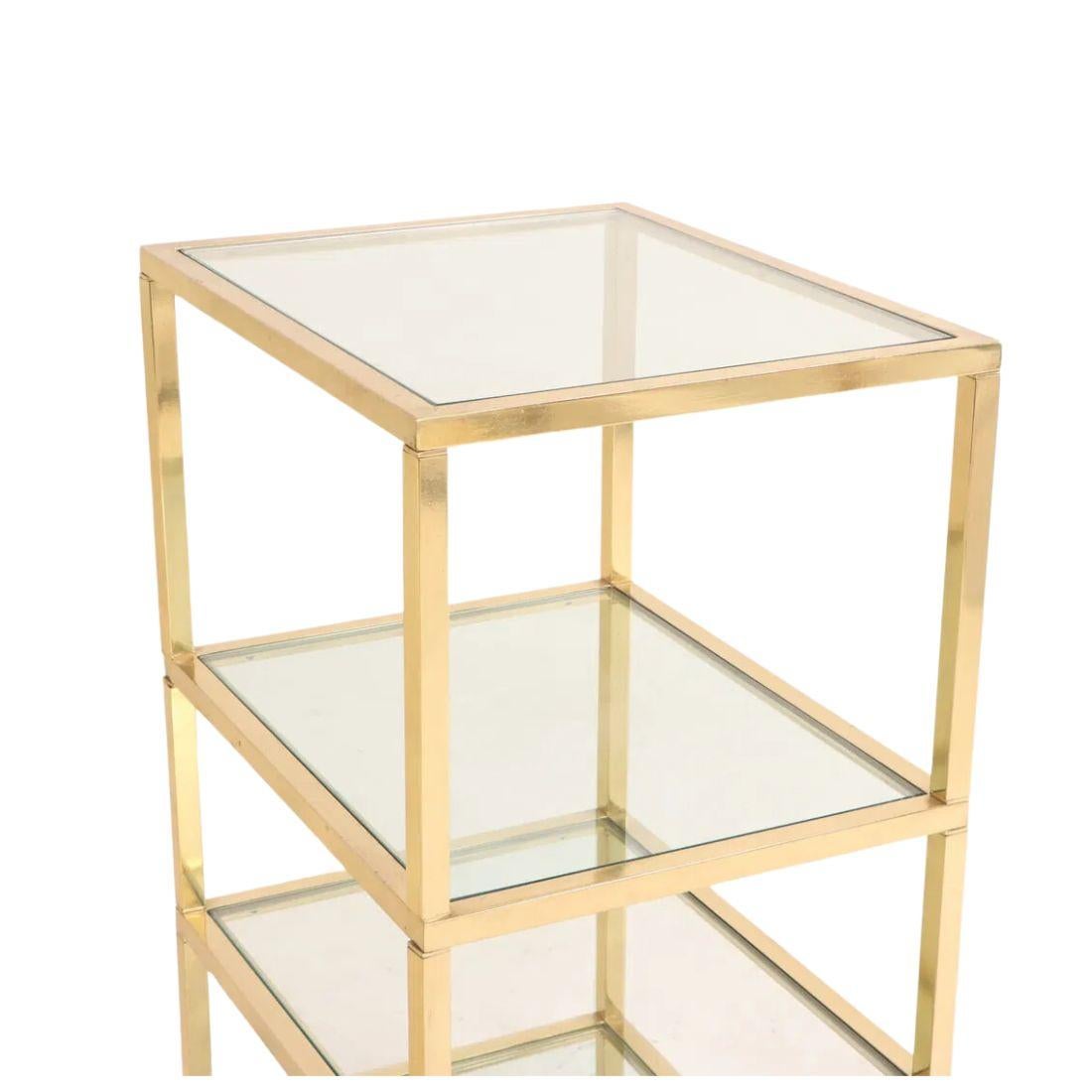 Coppia di etageres a quattro piani in ottone e vetro della metà del secolo, aperte su tutti i lati.  Le linee rette della struttura in ottone riflettono il design del 1970. 