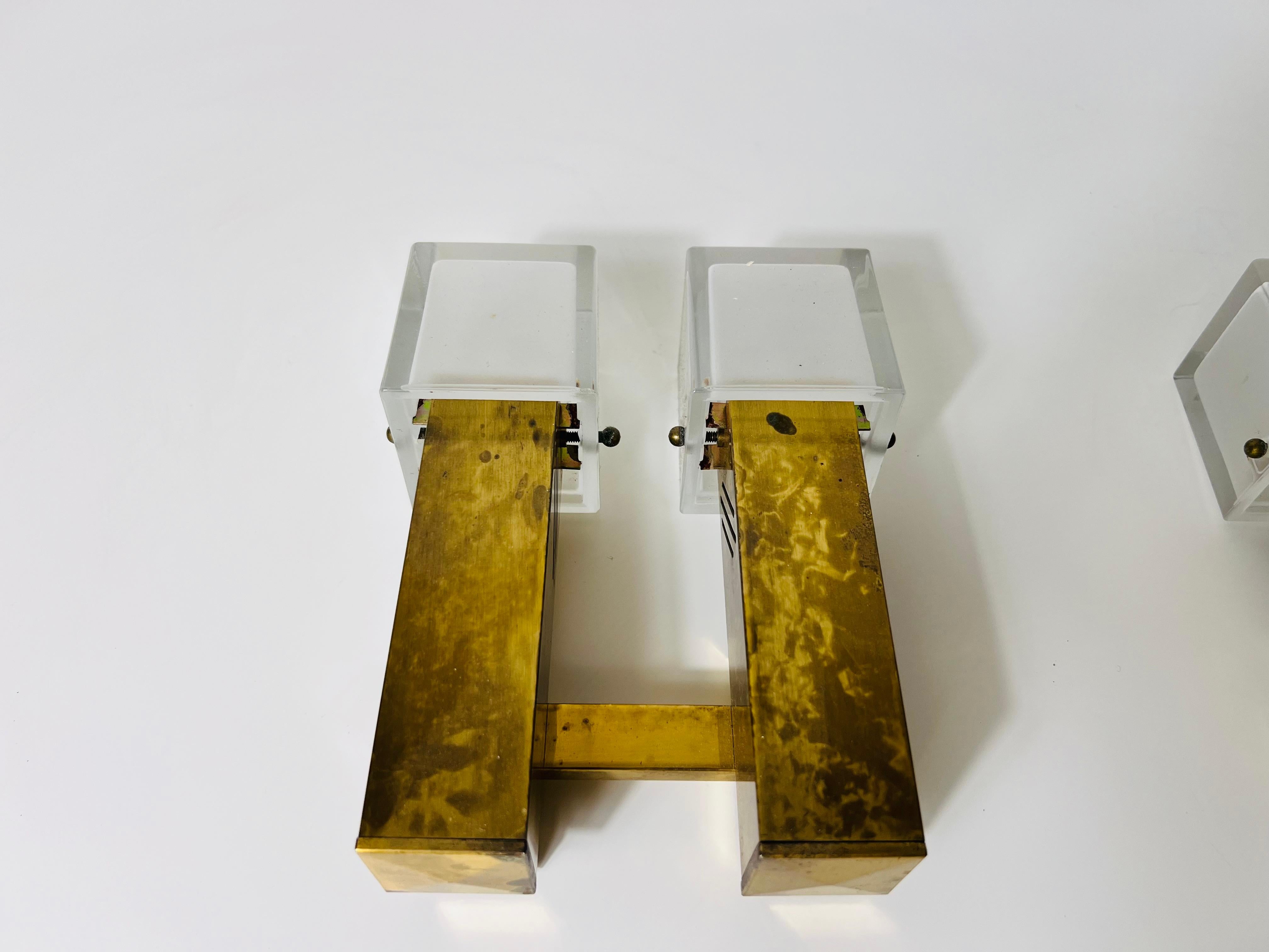 Mid-20th Century Pair of Mid-Century Brass and Ice Glass Wall Lamps, Italy, 1960s For Sale