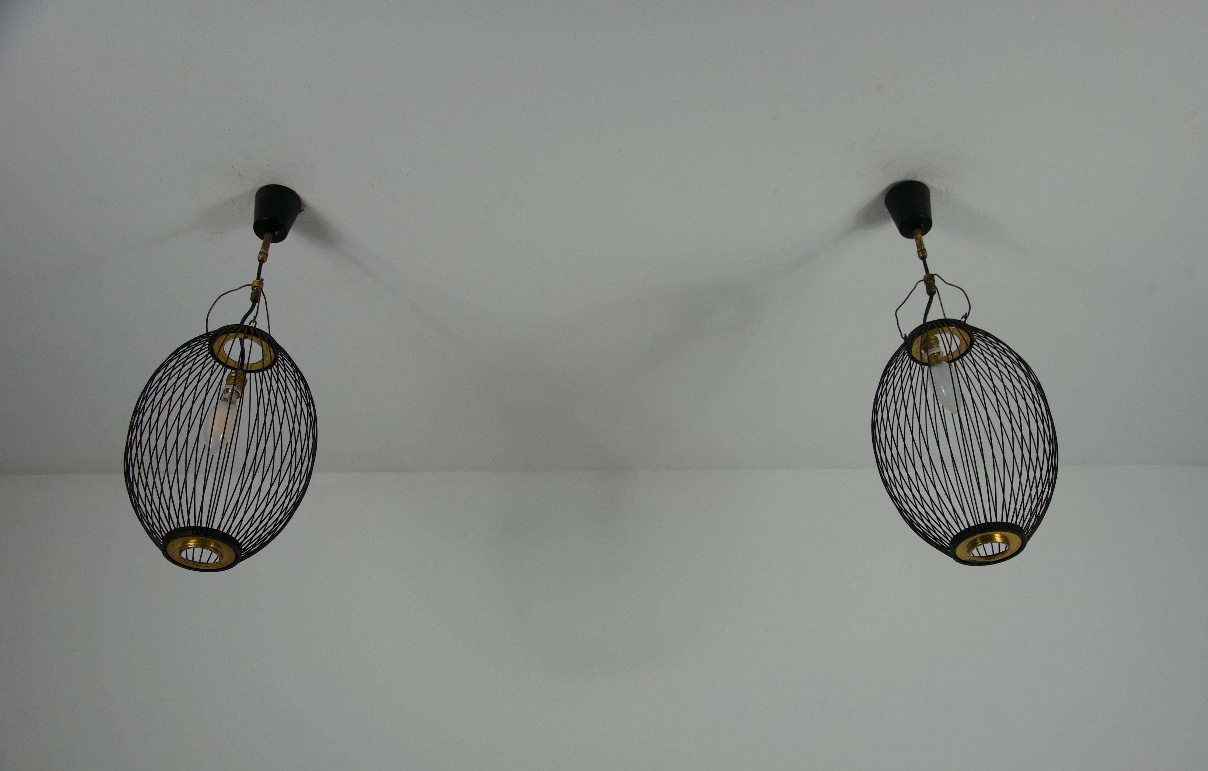 Paire de lampes suspendues en laiton et métal du milieu du siècle, Italie, années 1960 en vente 3