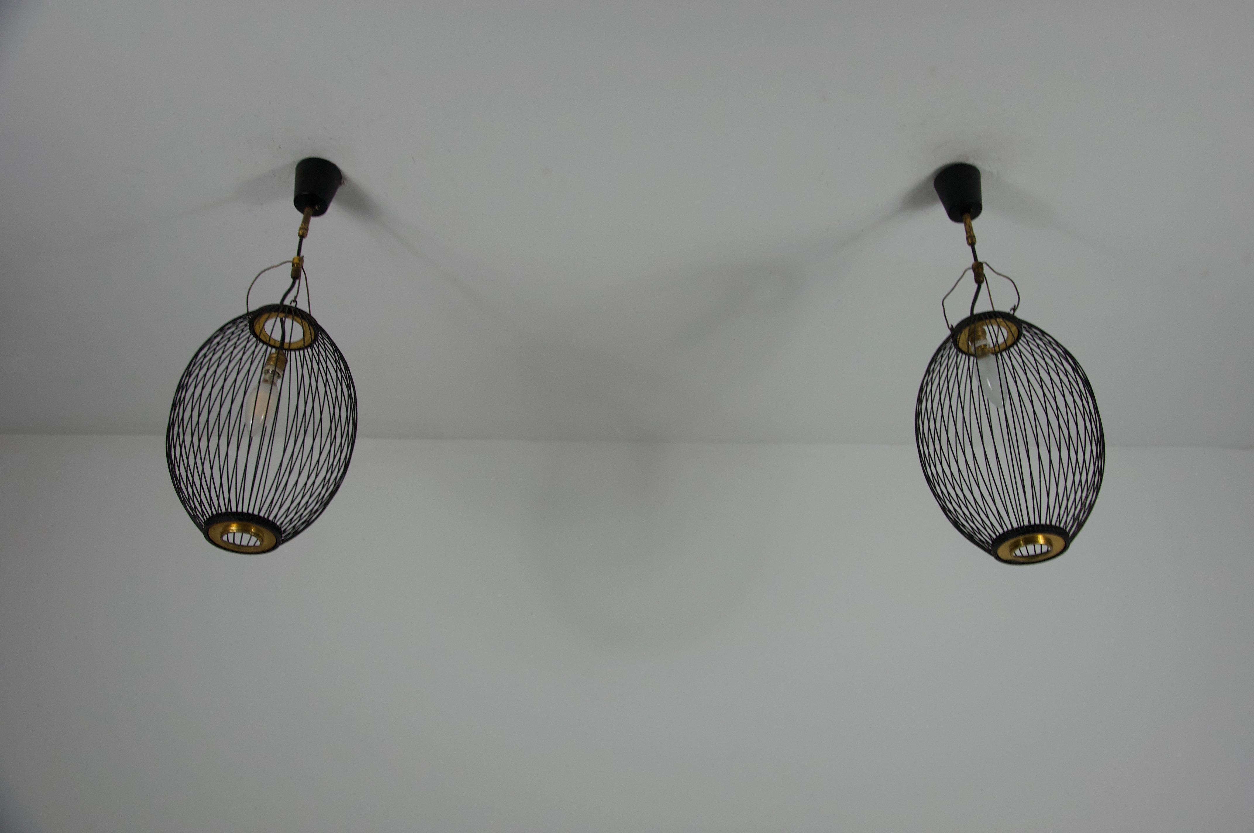 Paire de lampes suspendues en laiton et métal du milieu du siècle, Italie, années 1960 en vente 4