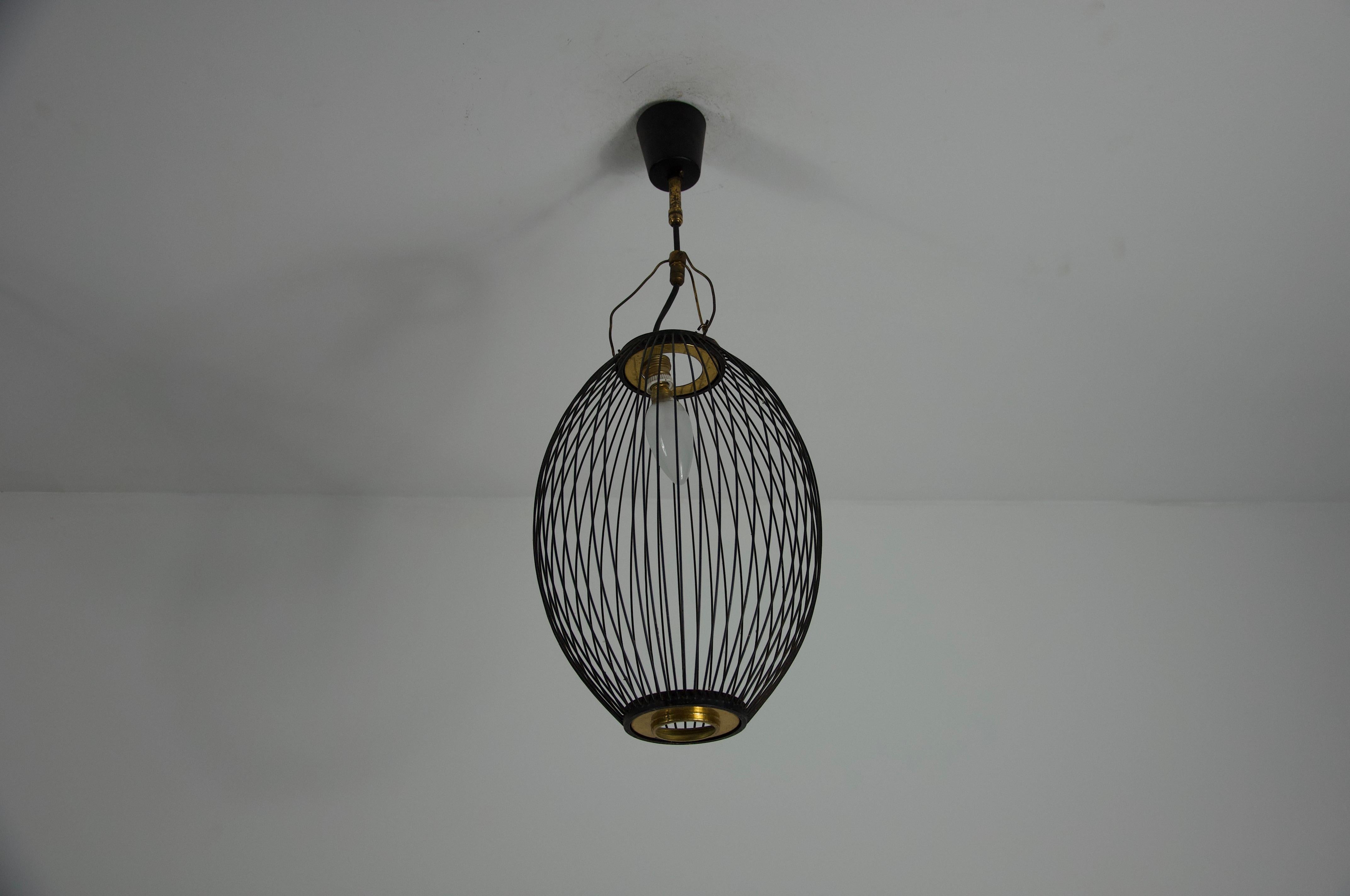 Paire de lampes suspendues en laiton et métal du milieu du siècle, Italie, années 1960 en vente 5