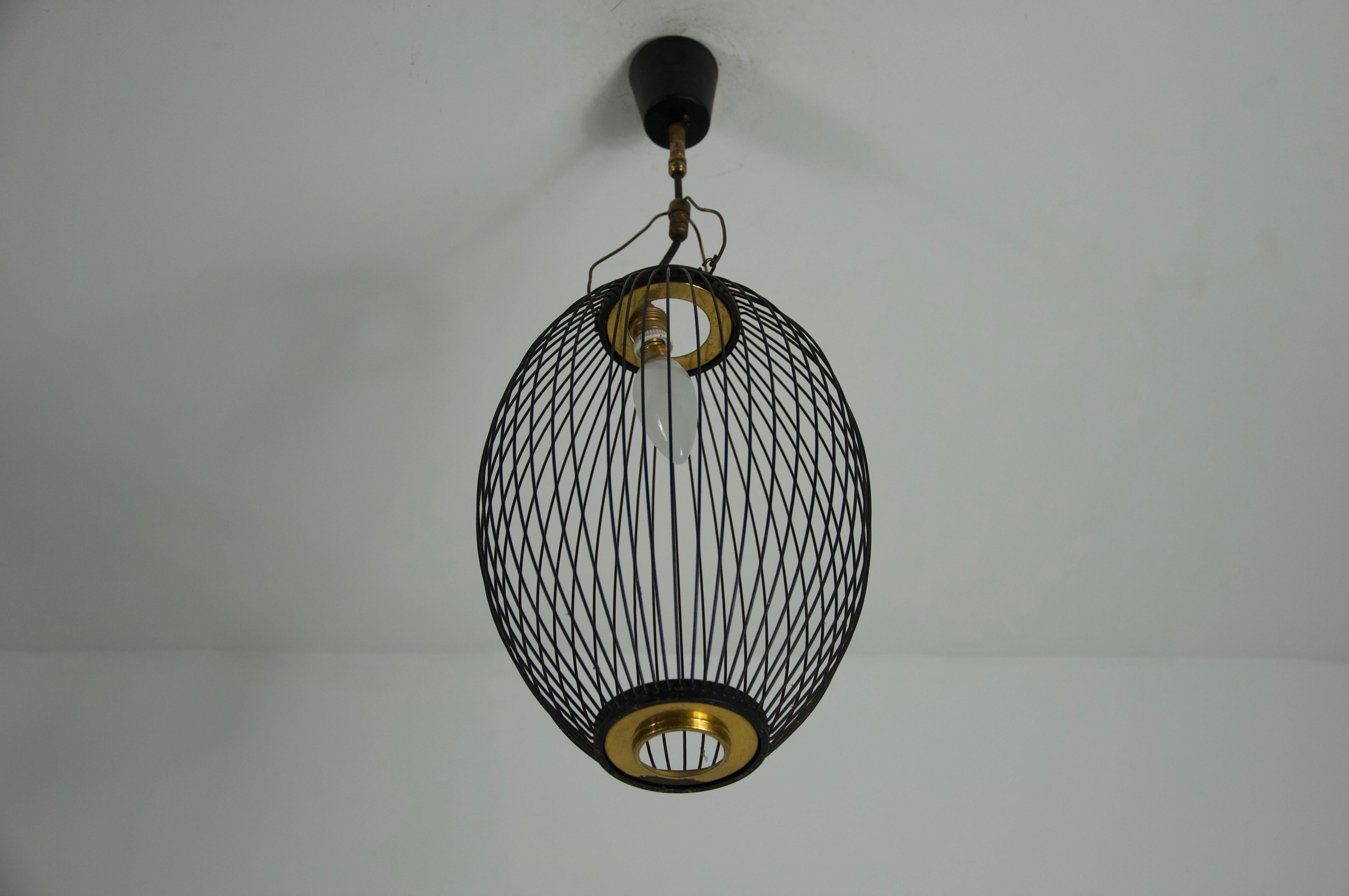 Paire de lampes suspendues en laiton et métal du milieu du siècle, Italie, années 1960 en vente 6
